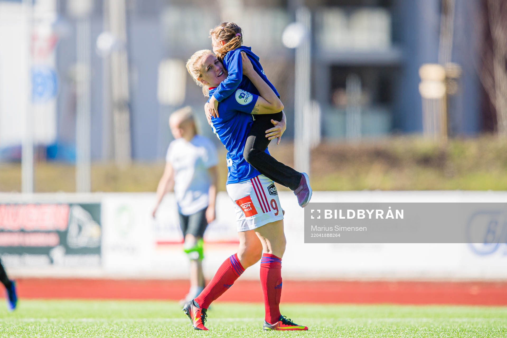 Elise Hove Thorsnes of Vålerenga celebrates