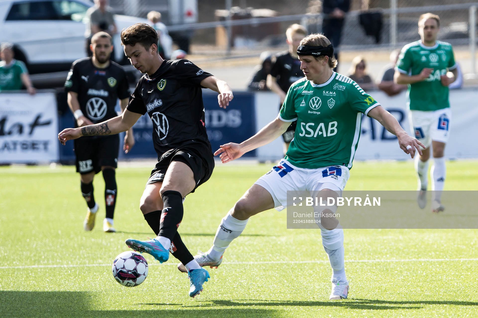 Jönköpings Kevin Rodeblad Lowe och Brages Eirik Asante Gayi under fotbollsmatchen i Superettan mellan Brage och Jönköpings Södra den 18 april 2022 i Borlänge.
