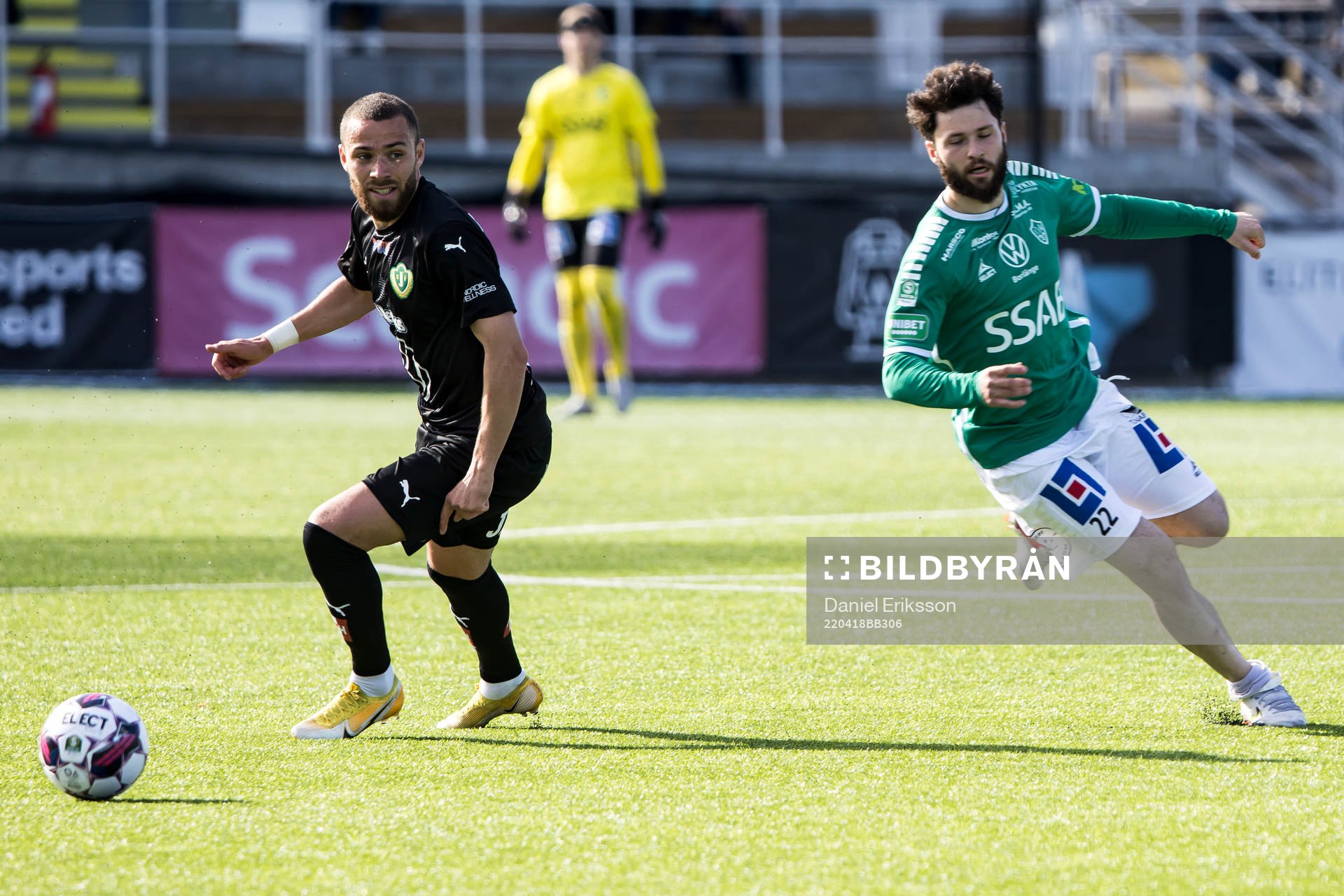 Jönköpings Malkom Moenza och Brages Jonathan Syberg Tamimi under fotbollsmatchen i Superettan mellan Brage och Jönköpings Södra den 18 april 2022 i Borlänge.