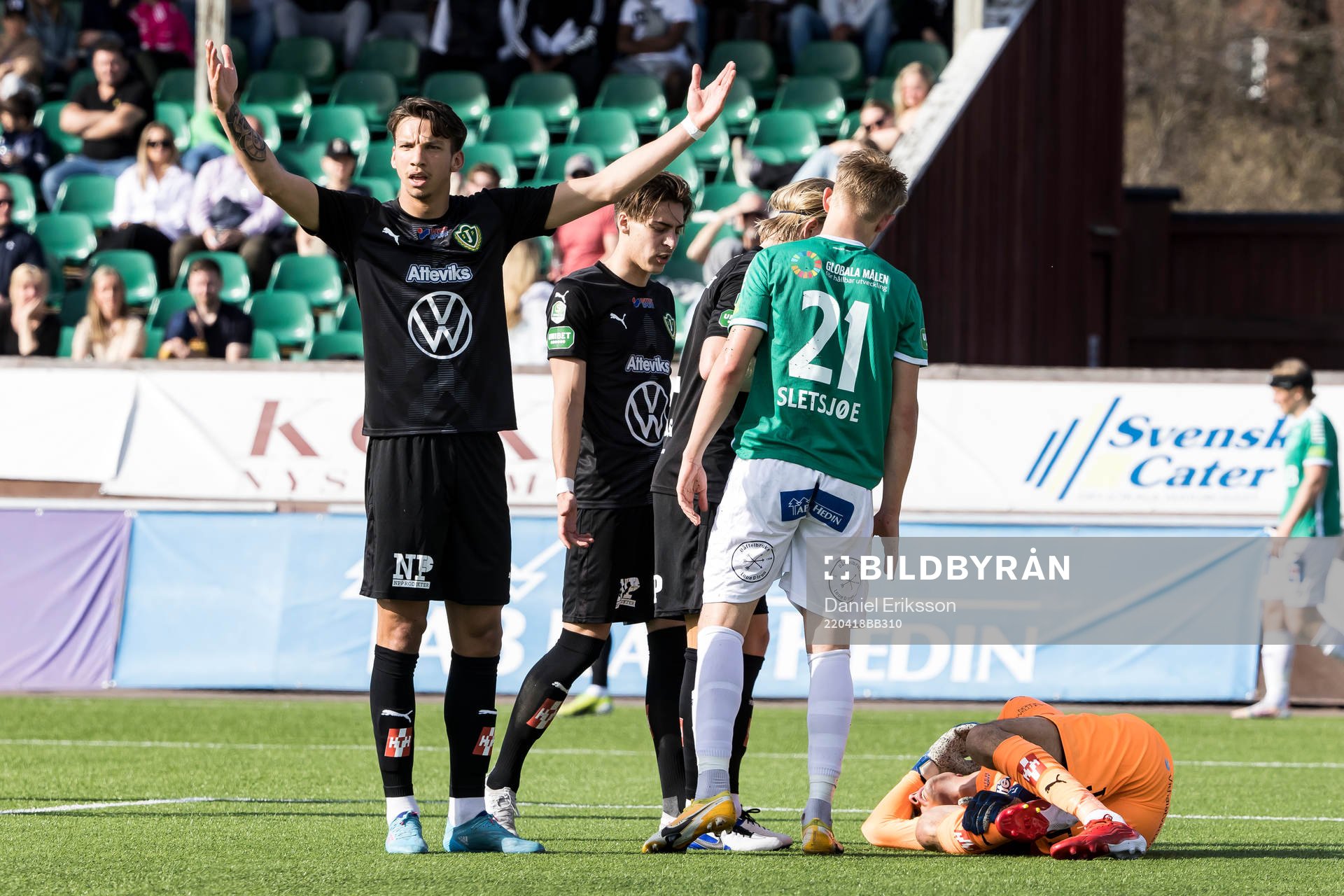 Brages Henry Sletsjöe och Jönköpings målvakt Tom Amos