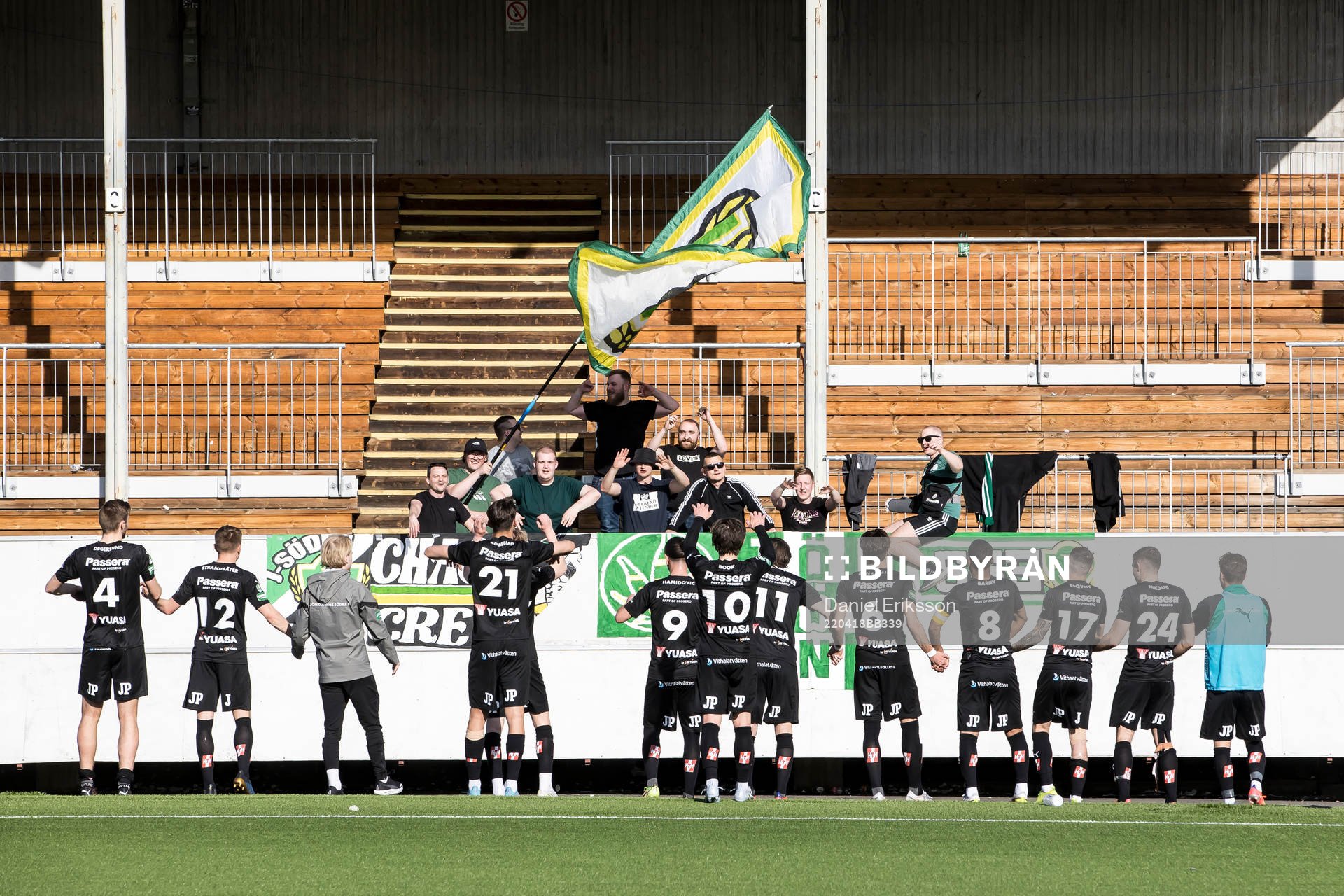 Jönköpings spelarna jublar med fansen