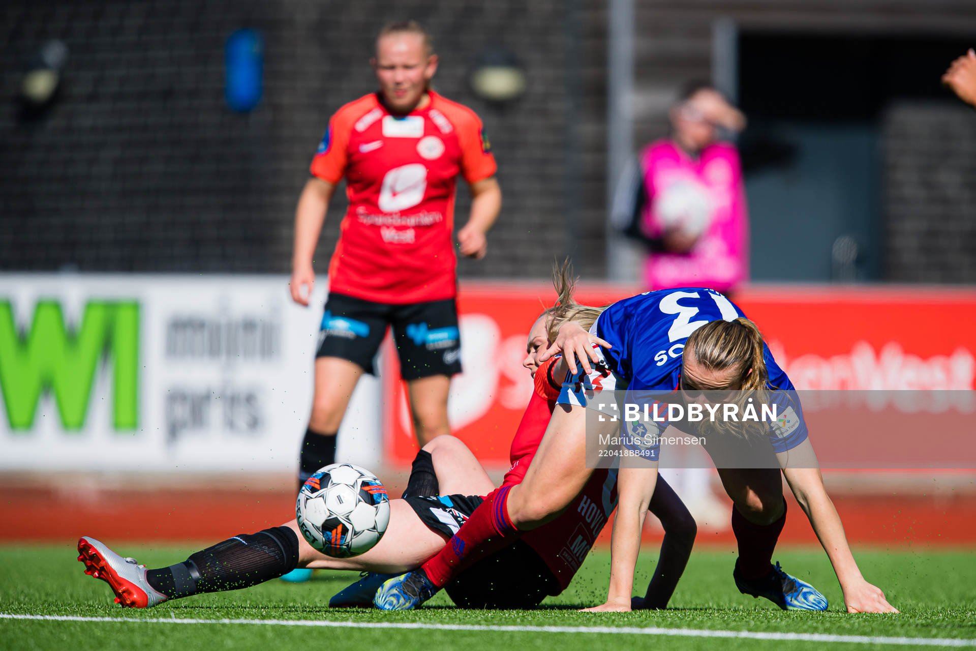 Stine Hovland of Arna-Bjørnar and Agnete Kristine Nielsen