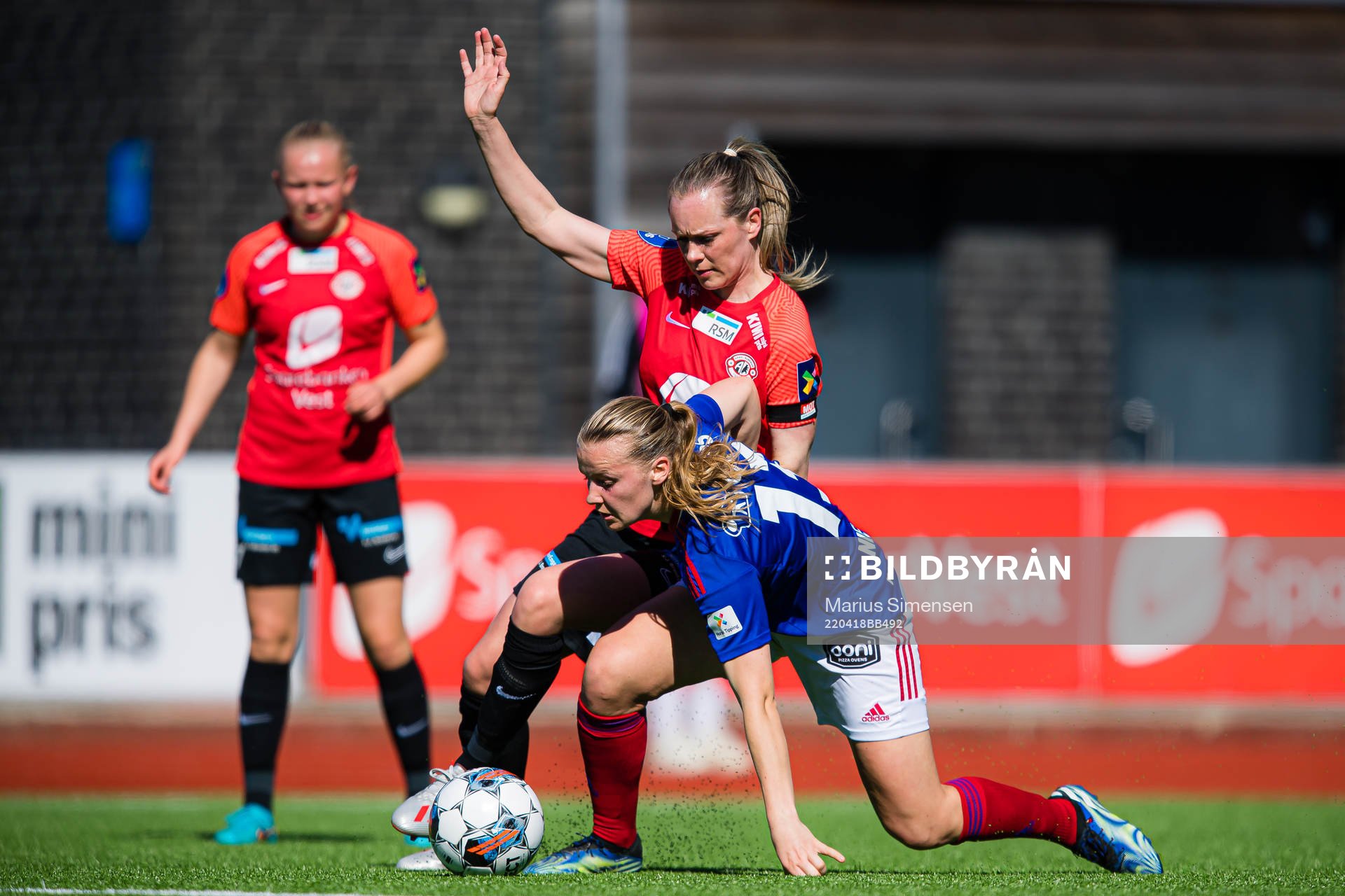 Stine Hovland of Arna-Bjørnar and Agnete Kristine Nielsen