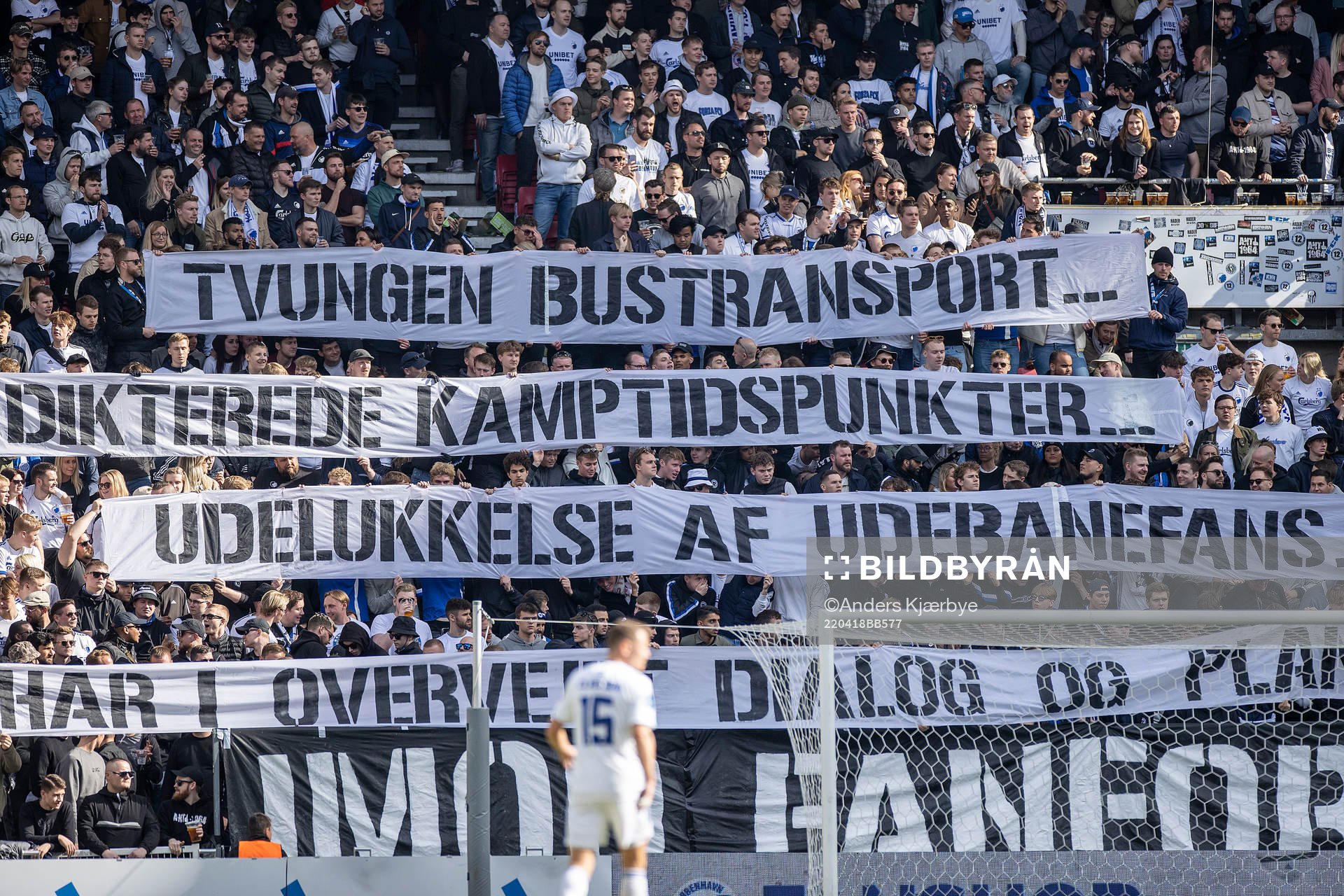 [DK=20220418: FCK København fans med bannere