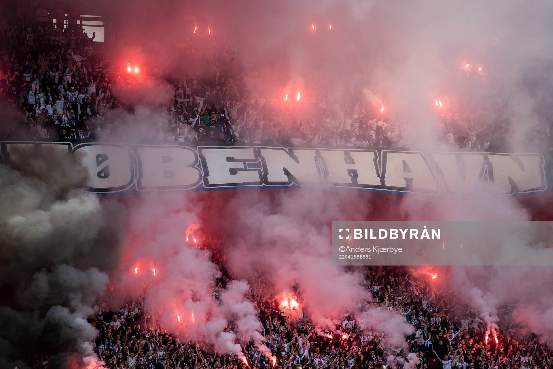 [DK=20220418: FC København fanprotest - med pyroteknik]