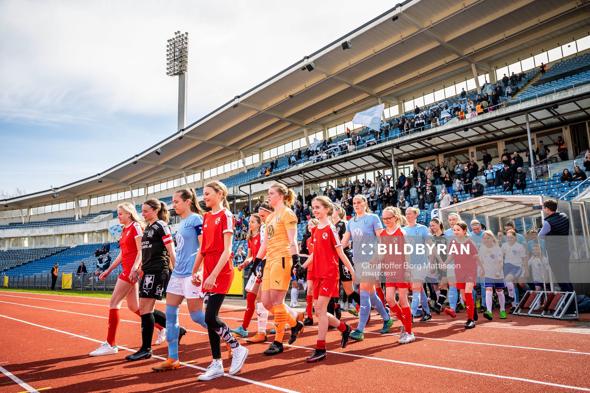 Spelarna gör entré till fotbollsmatchen i damernas Division 2 Södra Götaland mellan Malmö FF och Hammenhögs IF den 18 april 2022 i Malmö.
