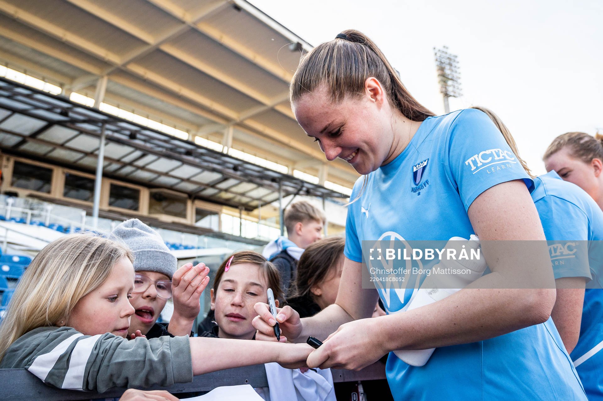 Malmö FFs Linnea Svensson skriver autografer
