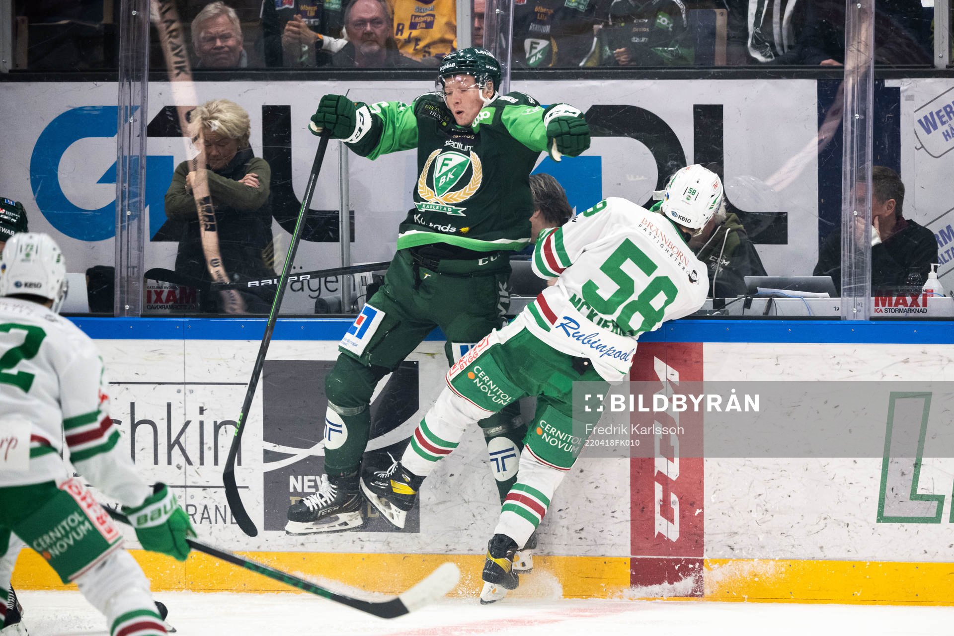 Färjestads Gustav Rydahl och Rögles Ryan McKiernan