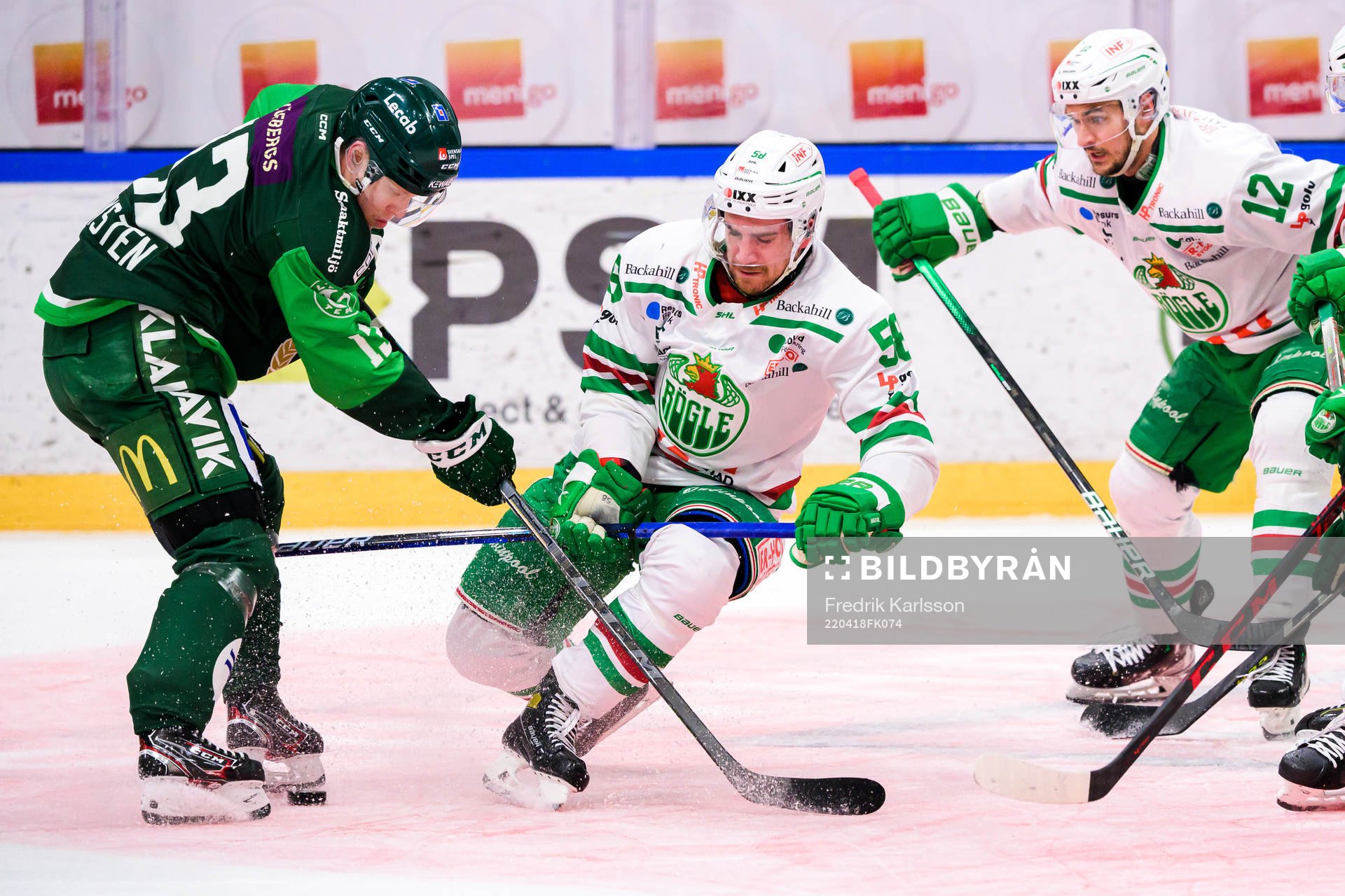 Färjestads Daniel Viksten och Rögles Ryan McKiernan