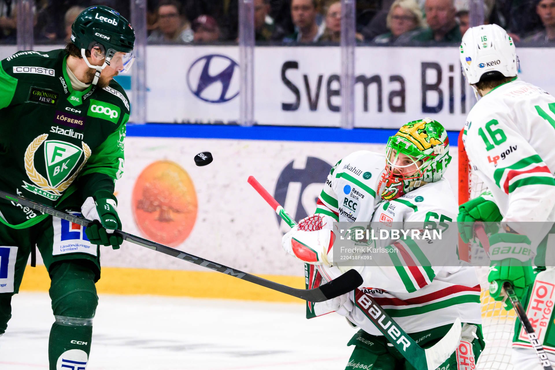 Färjestads Jacob de la Rose och Rögles målvakt