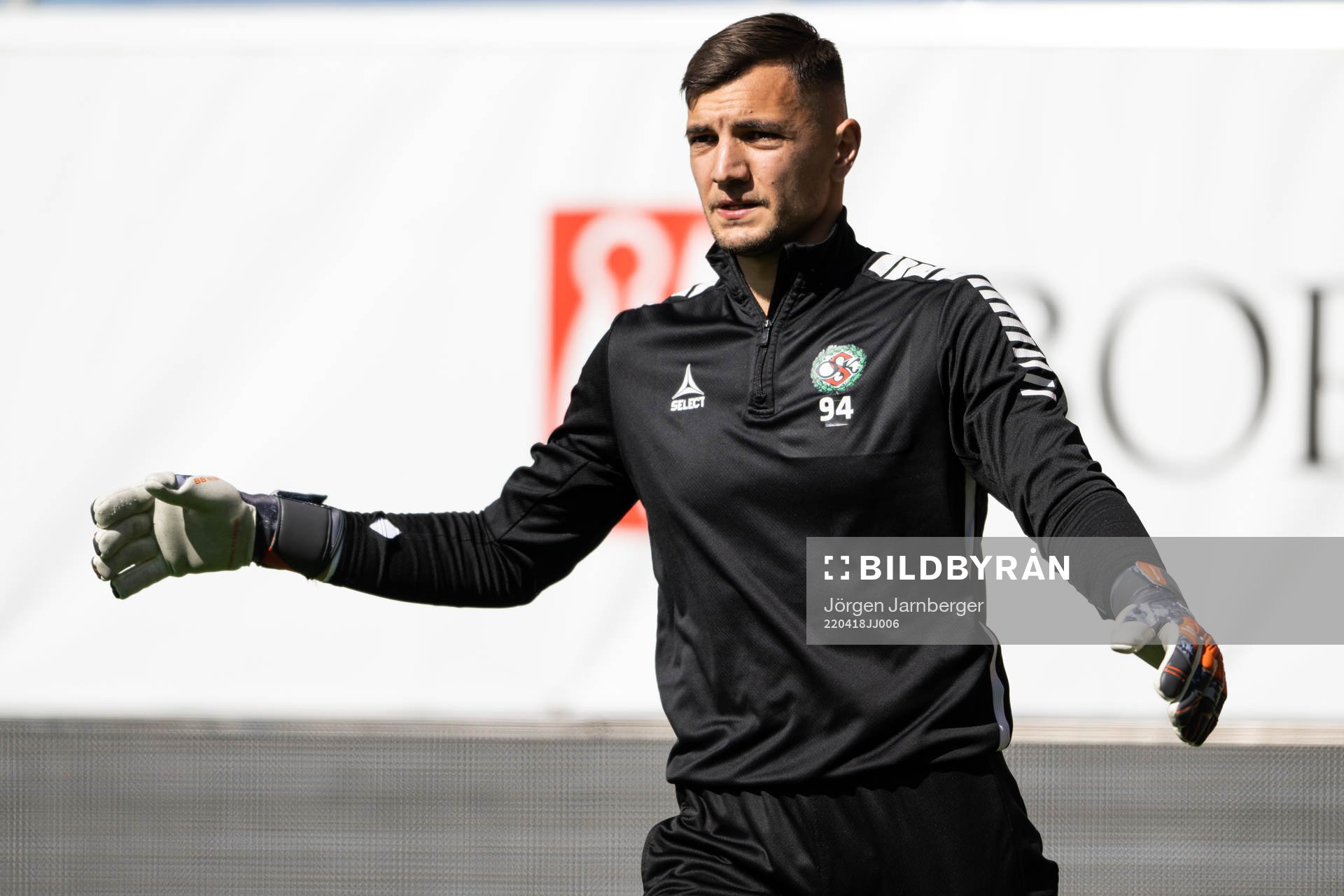 Örebros målvakt Radu Mitu under uppvärmningen inför fotbollsmatchen i Superettan mellan Norrby och Örebro den 18 april 2022 i Borås. 
