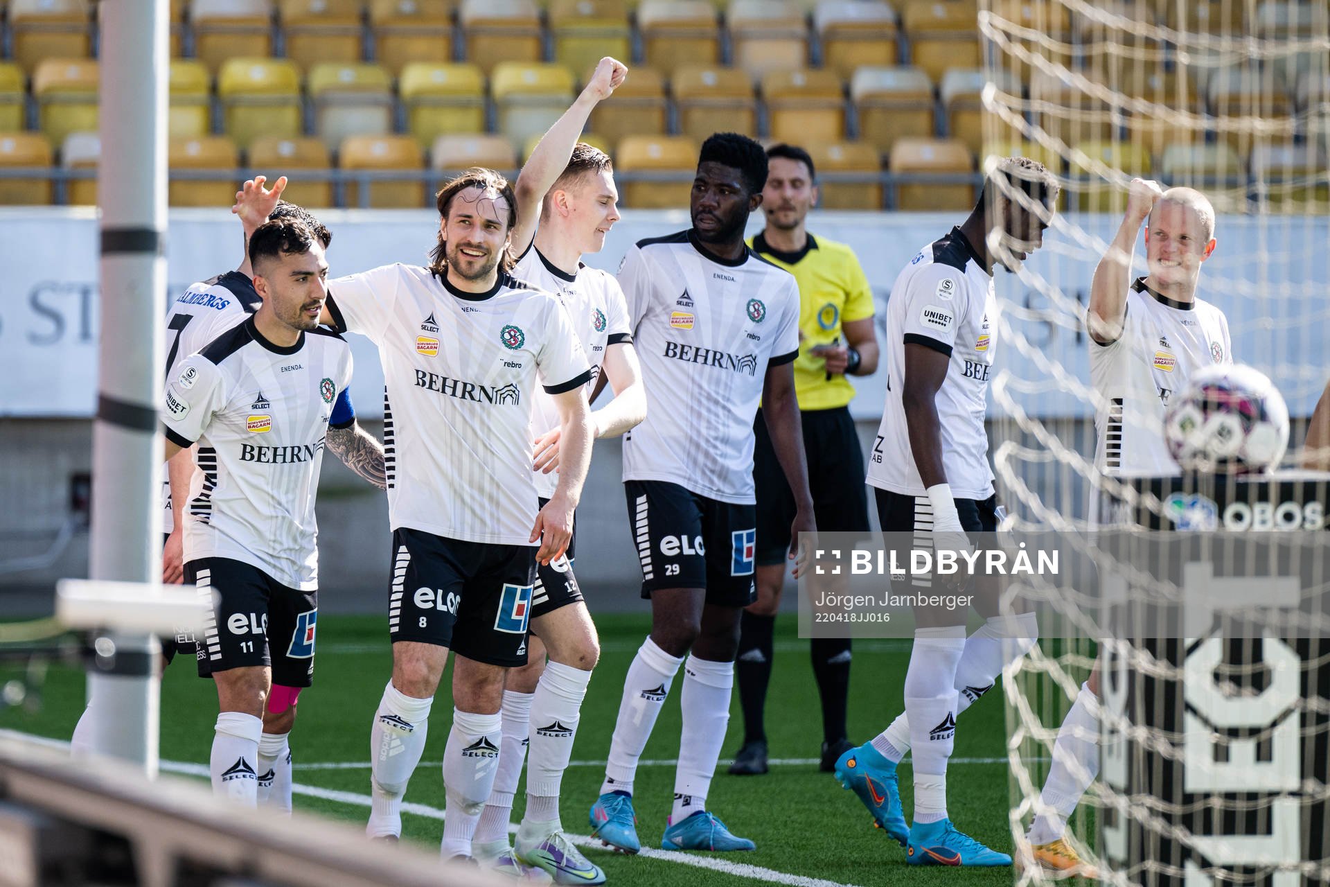 Örebros Jiloan Hamad jublar med Kevin Walker