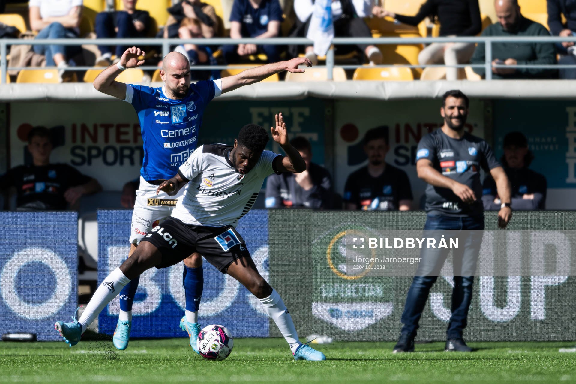 Norrbys Viktor Bergh och Örebros Victor Mpindi