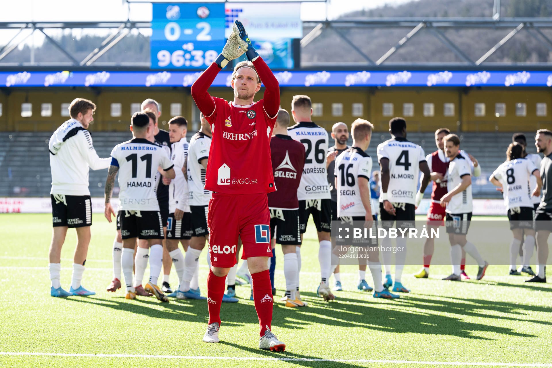 Örebros målvakt William Eskelinen tackar supportrarna