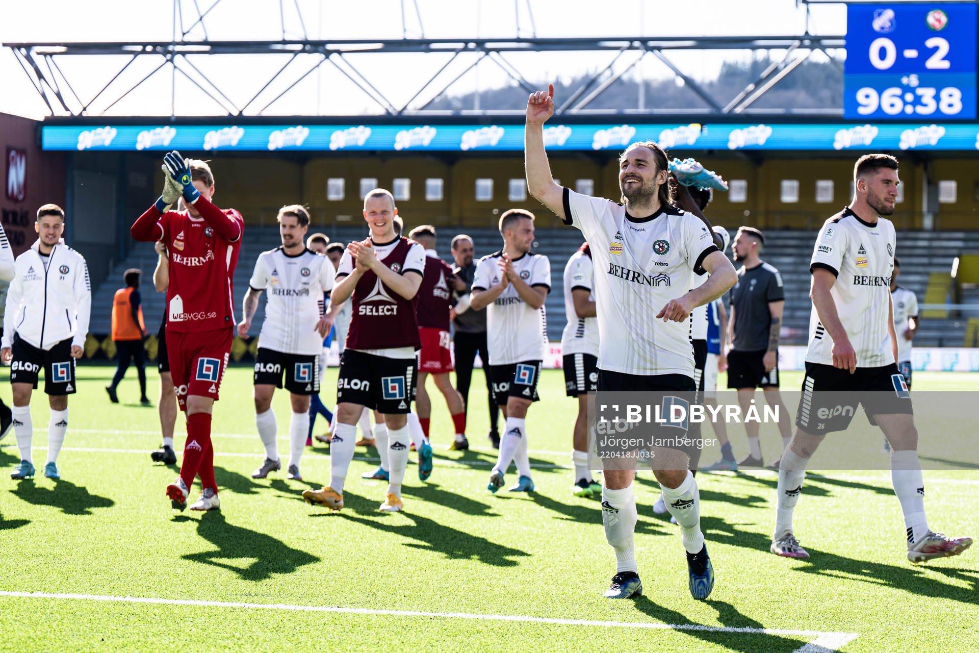 Örebros Kevin Walker tackar supportrarna