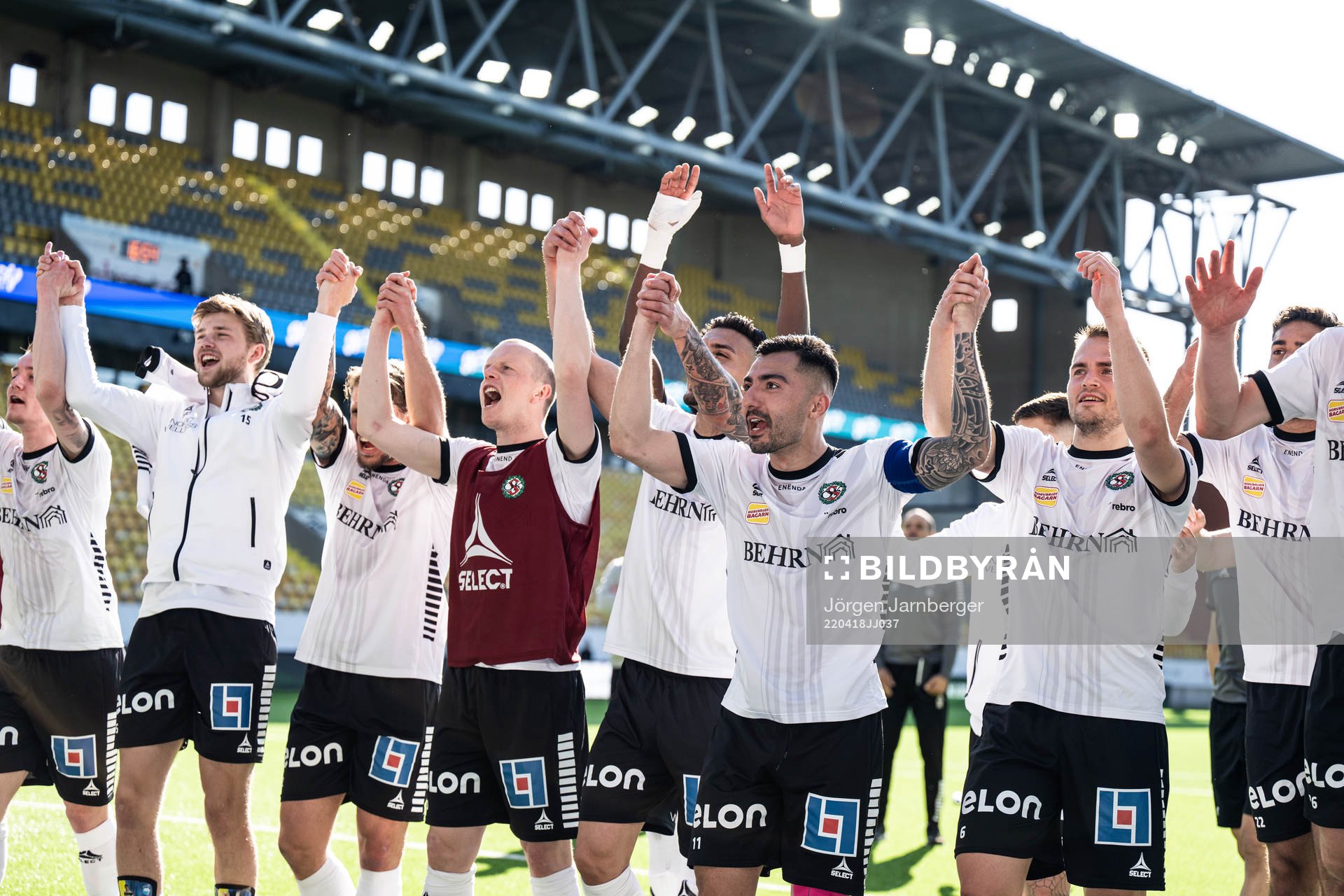 Örebros spelare med Jiloan Hamad i mitten tackar