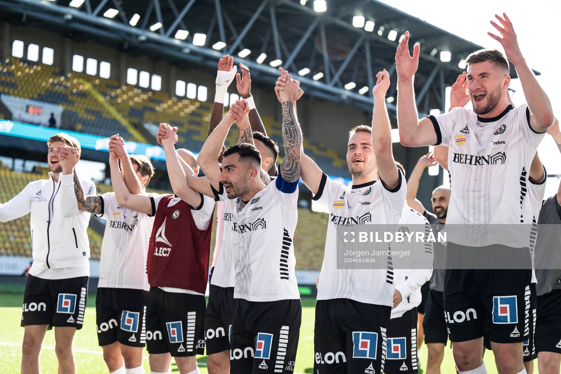 Örebros spelare med Jiloan Hamad i mitten tackar supportrarna efter fotbollsmatchen i Superettan mellan Norrby och Örebro den 18 april 2022 i Borås.