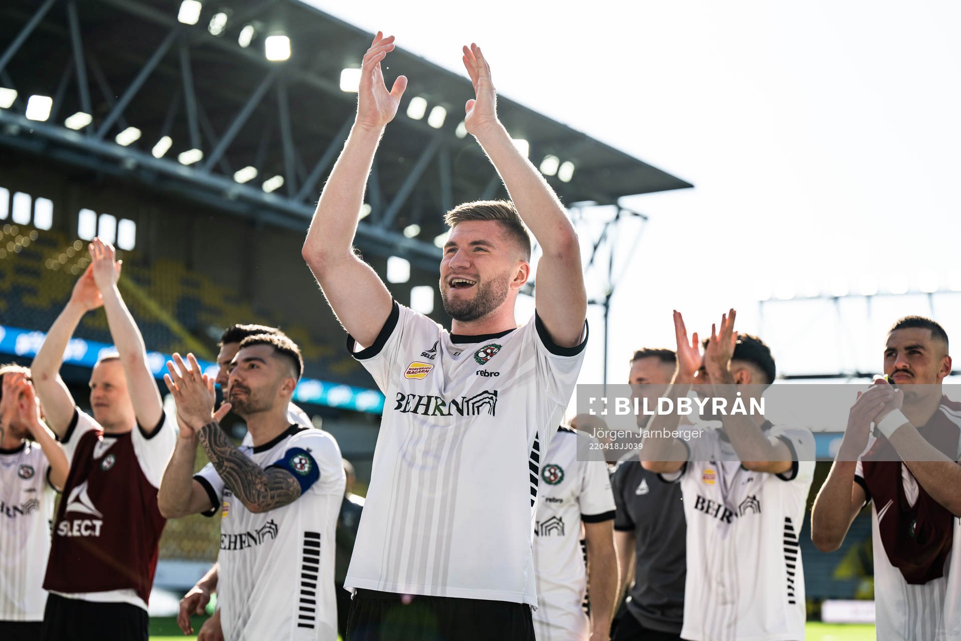 Örebros Axel Oskar Andrésson och spelare tackar