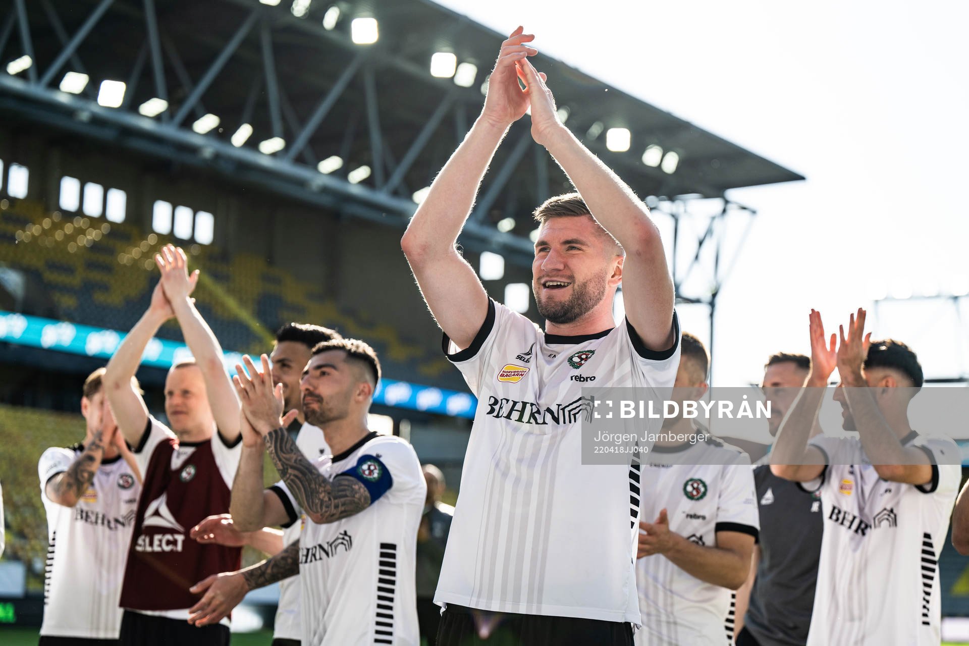 Örebros Axel Oskar Andrésson och spelare tackar supportrarna efter fotbollsmatchen i Superettan mellan Norrby och Örebro den 18 april 2022 i Borås.