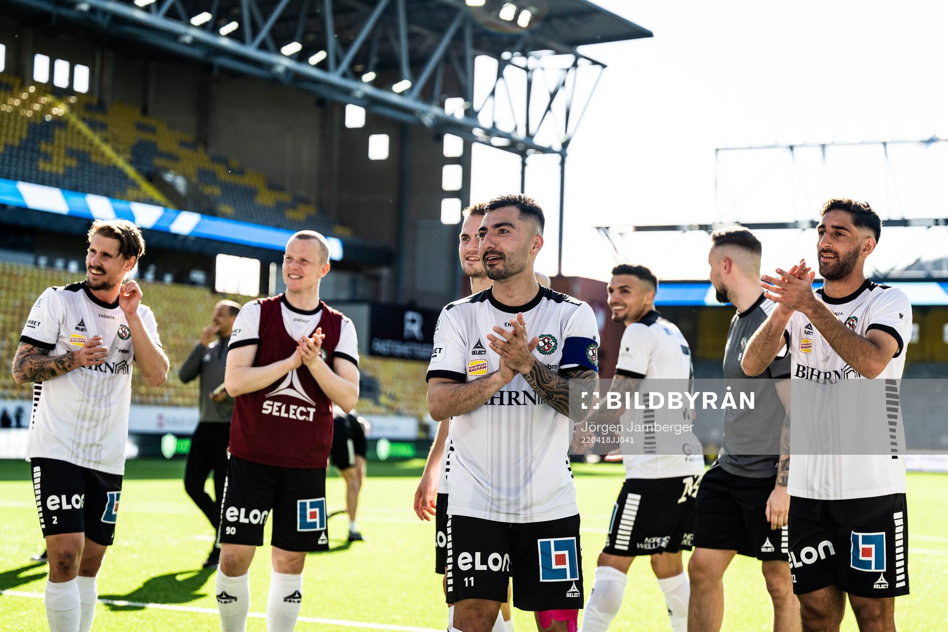 Örebros Jiloan Hamad och övriga spelare tackar