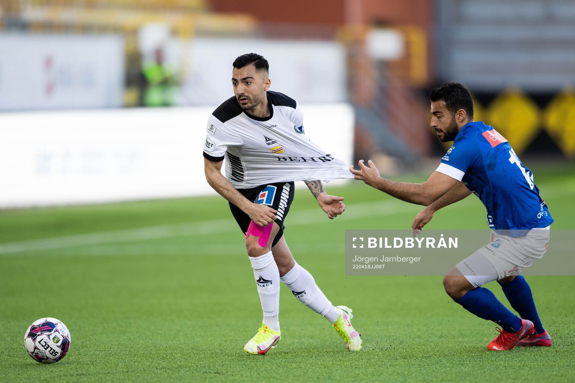 Örebros Jiloan Hamad och Norrbys Christian Rubio Sivodedov