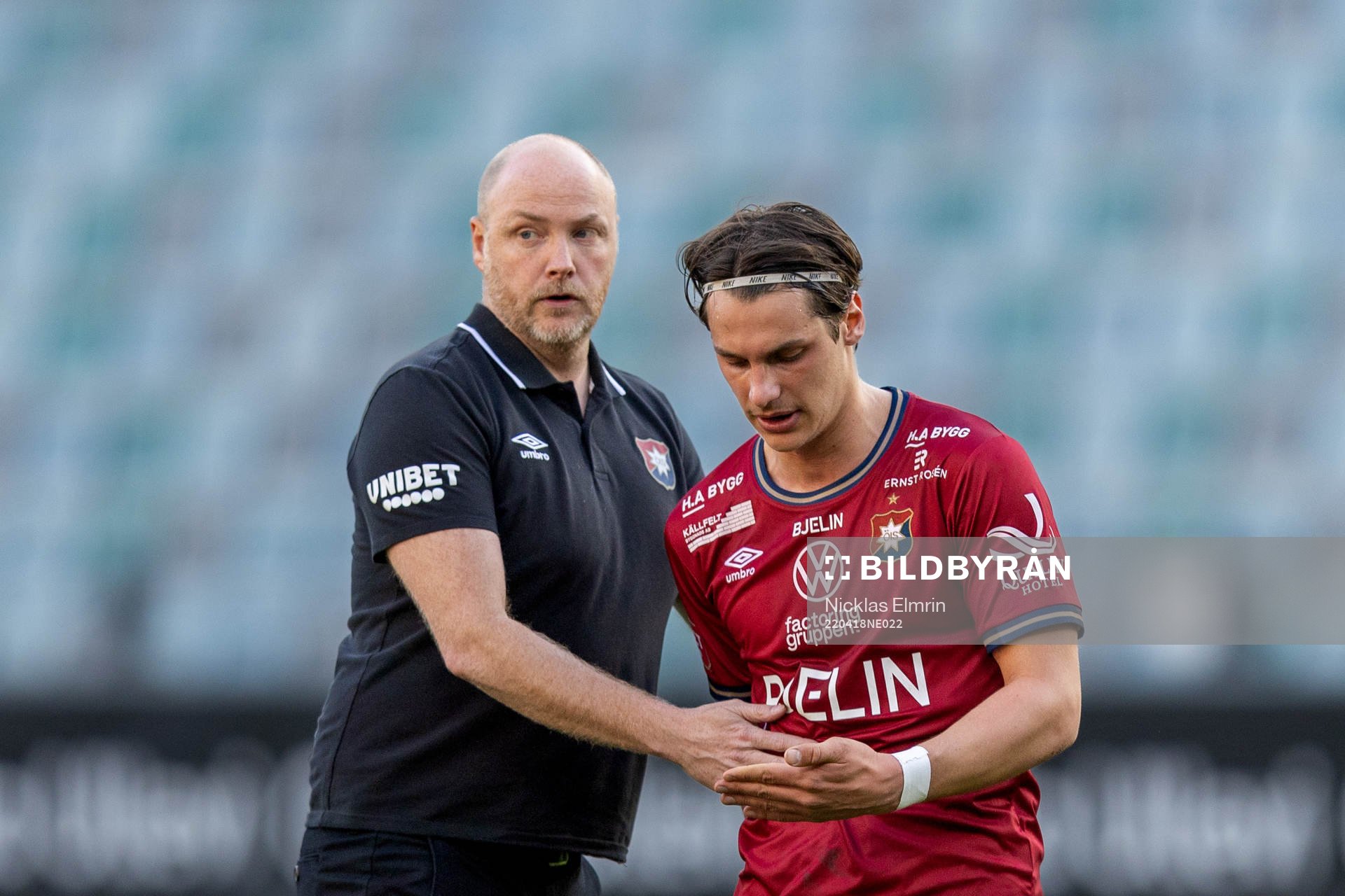 Örgrytes tränare Dane Ivarsson och Kevin Ackermann deppar