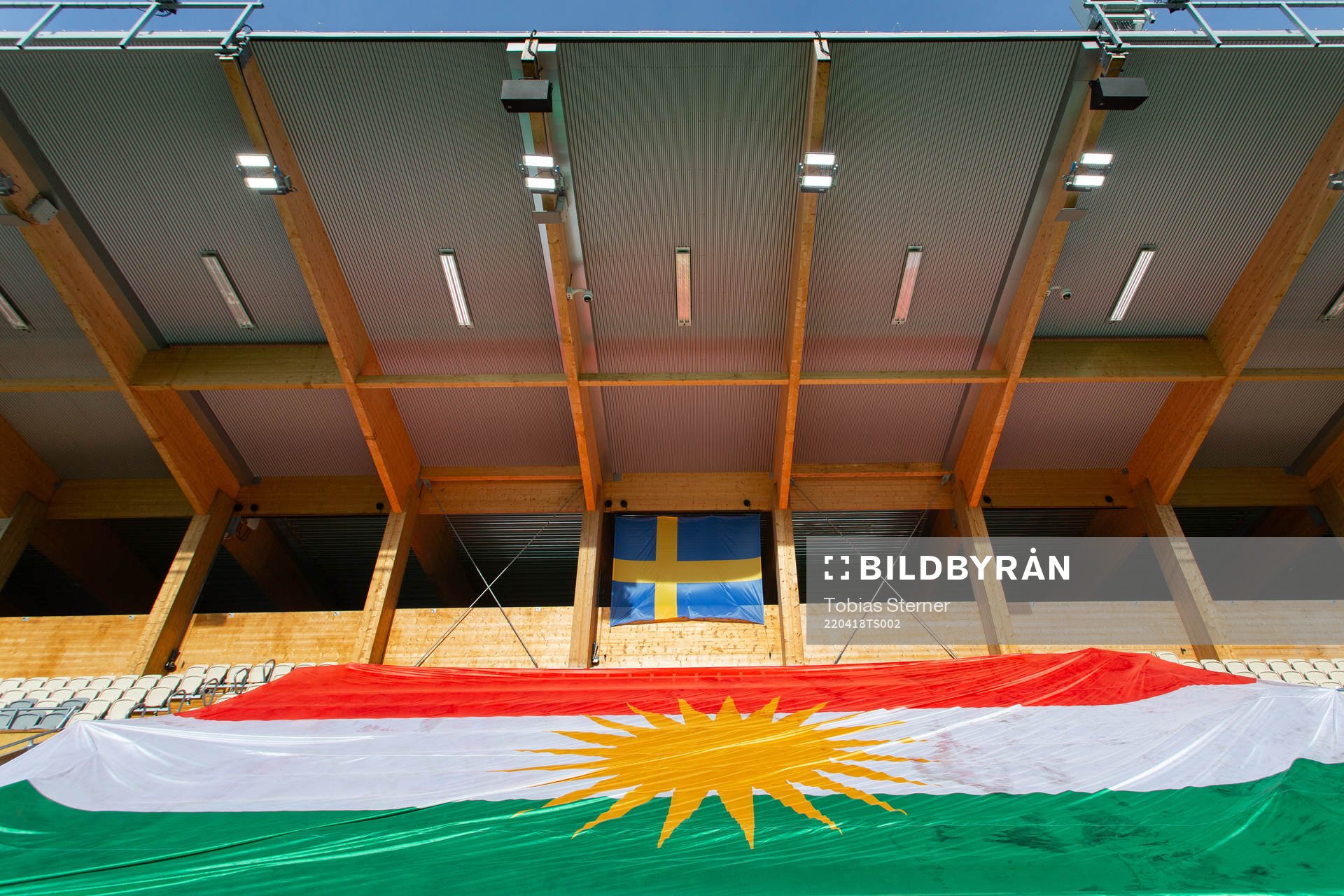 Sveriges och Kurdistans flagga på Studenternas läktare