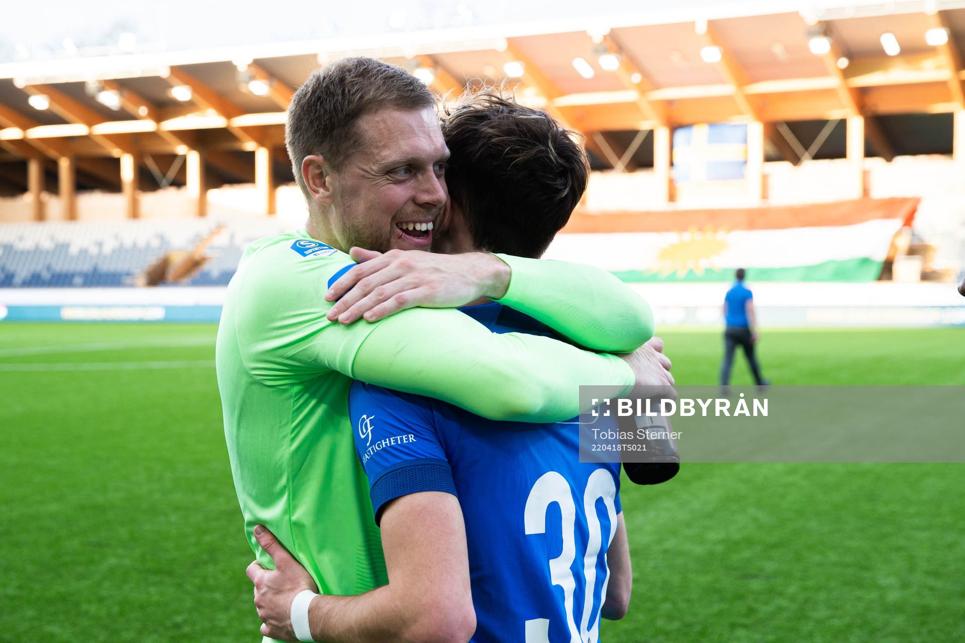 Halmstads målvakt Malkolm Nilsson Säfqvist och Alexander Johansson jublar efter fotbollsmatchen i Superettan mellan Dalkurd och Halmstad den 18 april 2022 i Uppsala.