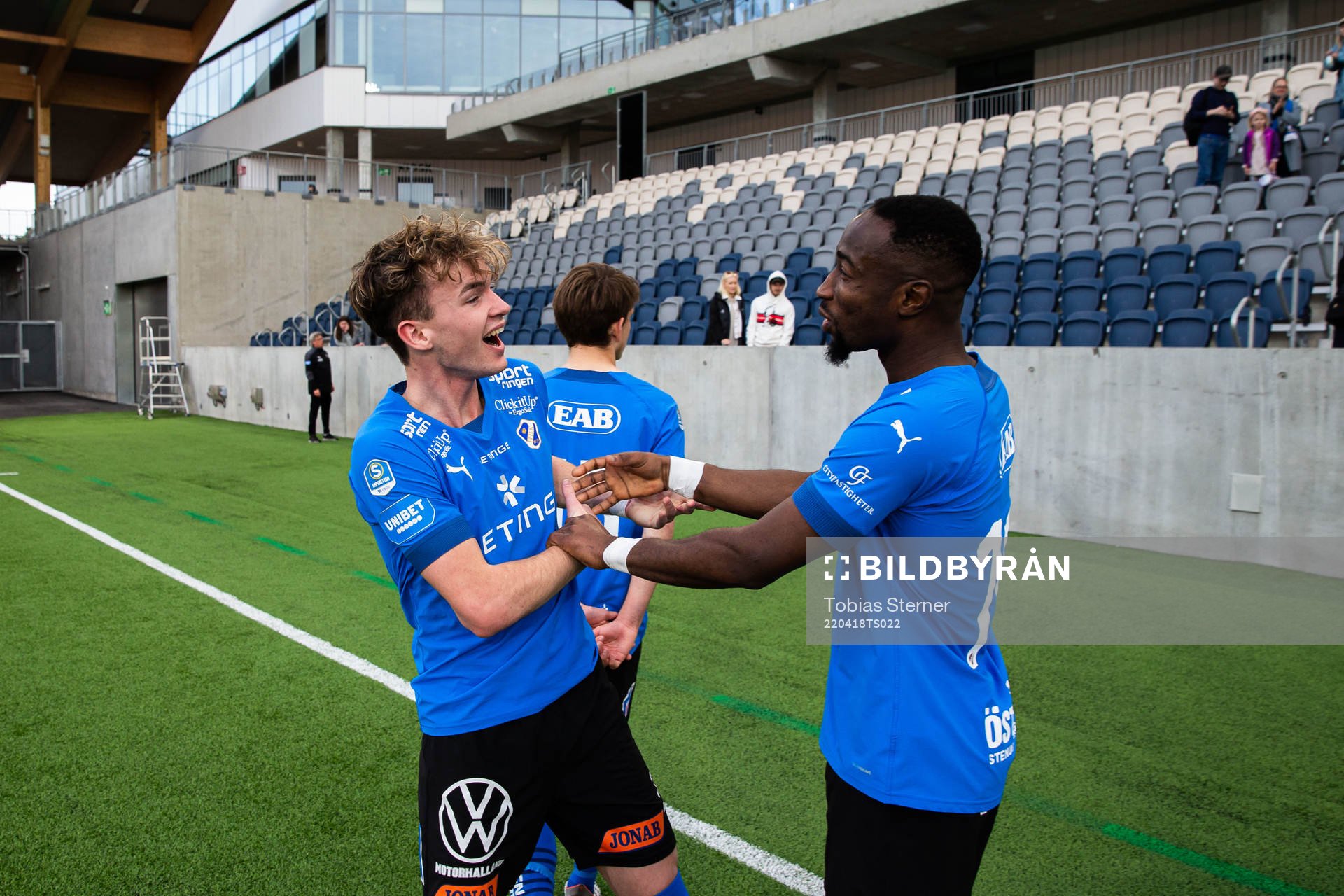Halmstads Alexander Johansson och Sadat Karim jublar