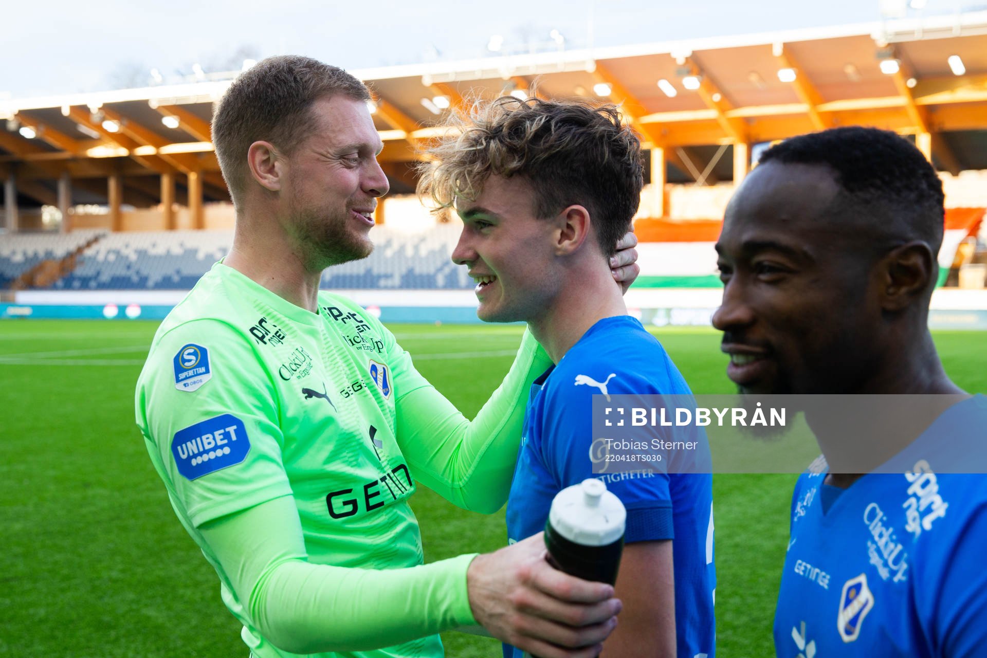 Halmstads målvakt Malkolm Nilsson Säfqvist och Alexander Johansson jublar efter fotbollsmatchen i Superettan mellan Dalkurd och Halmstad den 18 april 2022 i Uppsala.