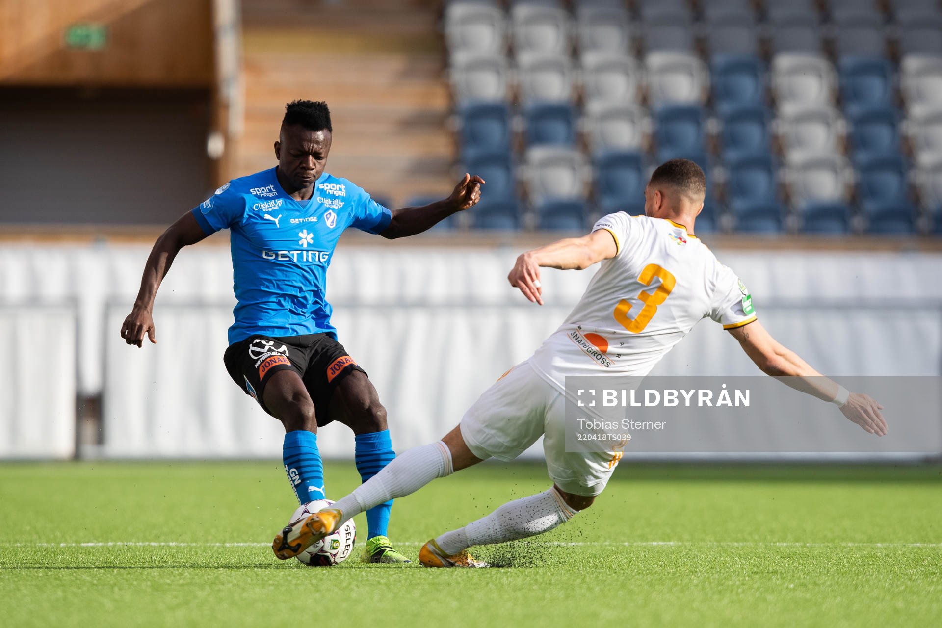 Halmstads Thomas Boakye och Dalkurds Alex Simovski