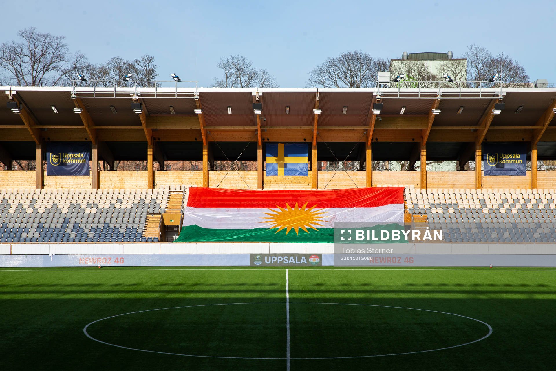 Kurdistans och Sveriges flagga på Studenternas