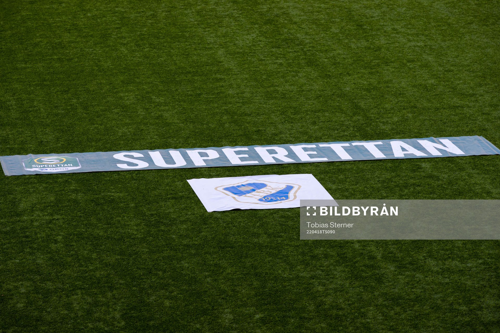 Superettan och Halmstads logga