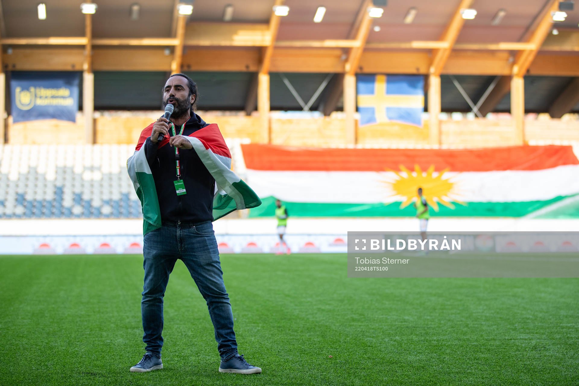 Özz Nûjen kör stand-up i pausen