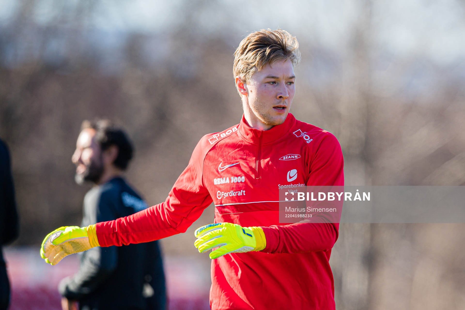 Mathias Lønne Dyngeland of Brann warms up
