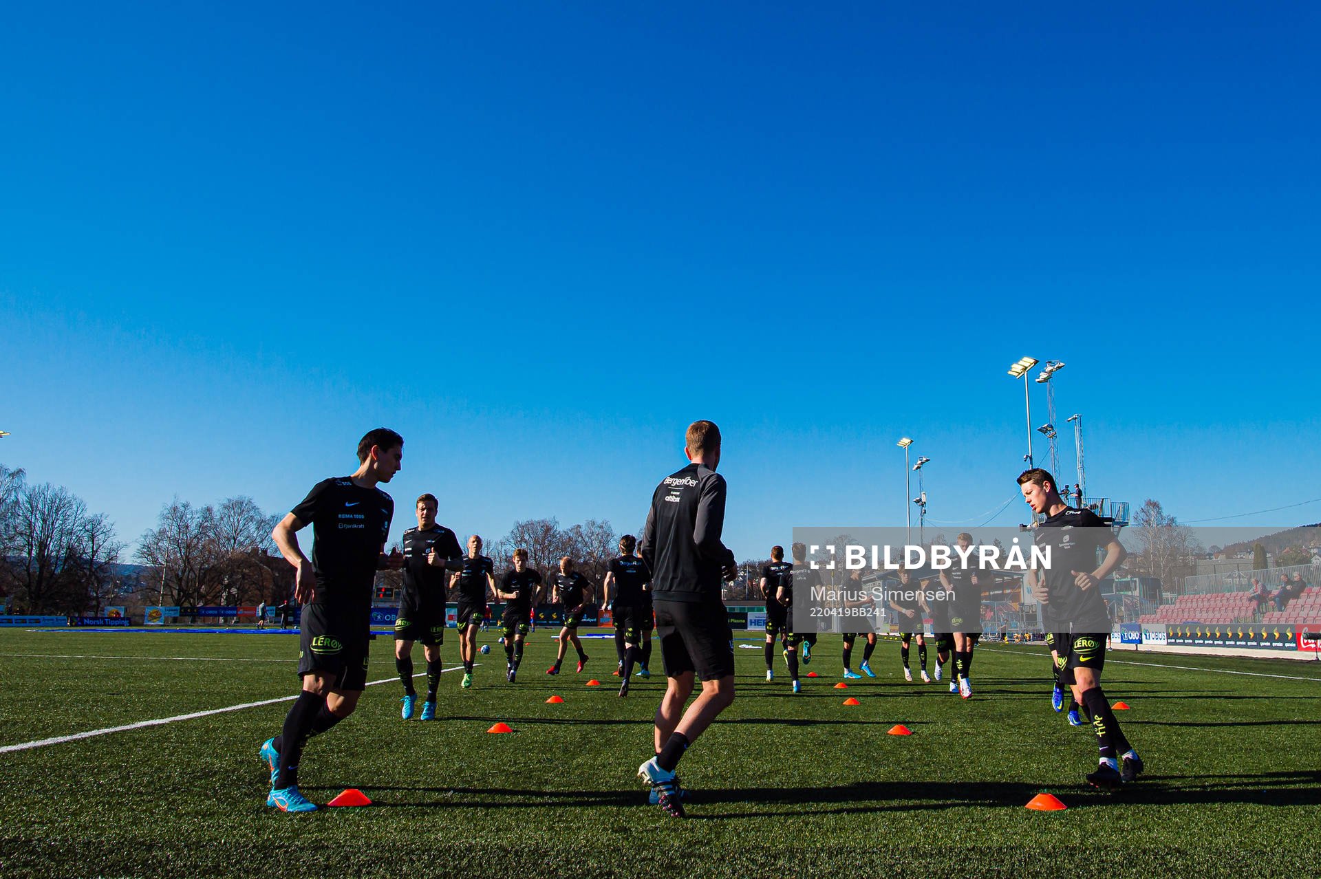 Svenn Crone ad Mathias Knutsen Rasmussen of Brann warms up