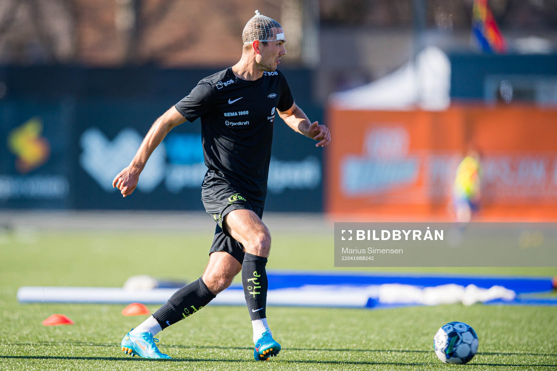 Fredrik Pallesen Knudsen of Brann warms up