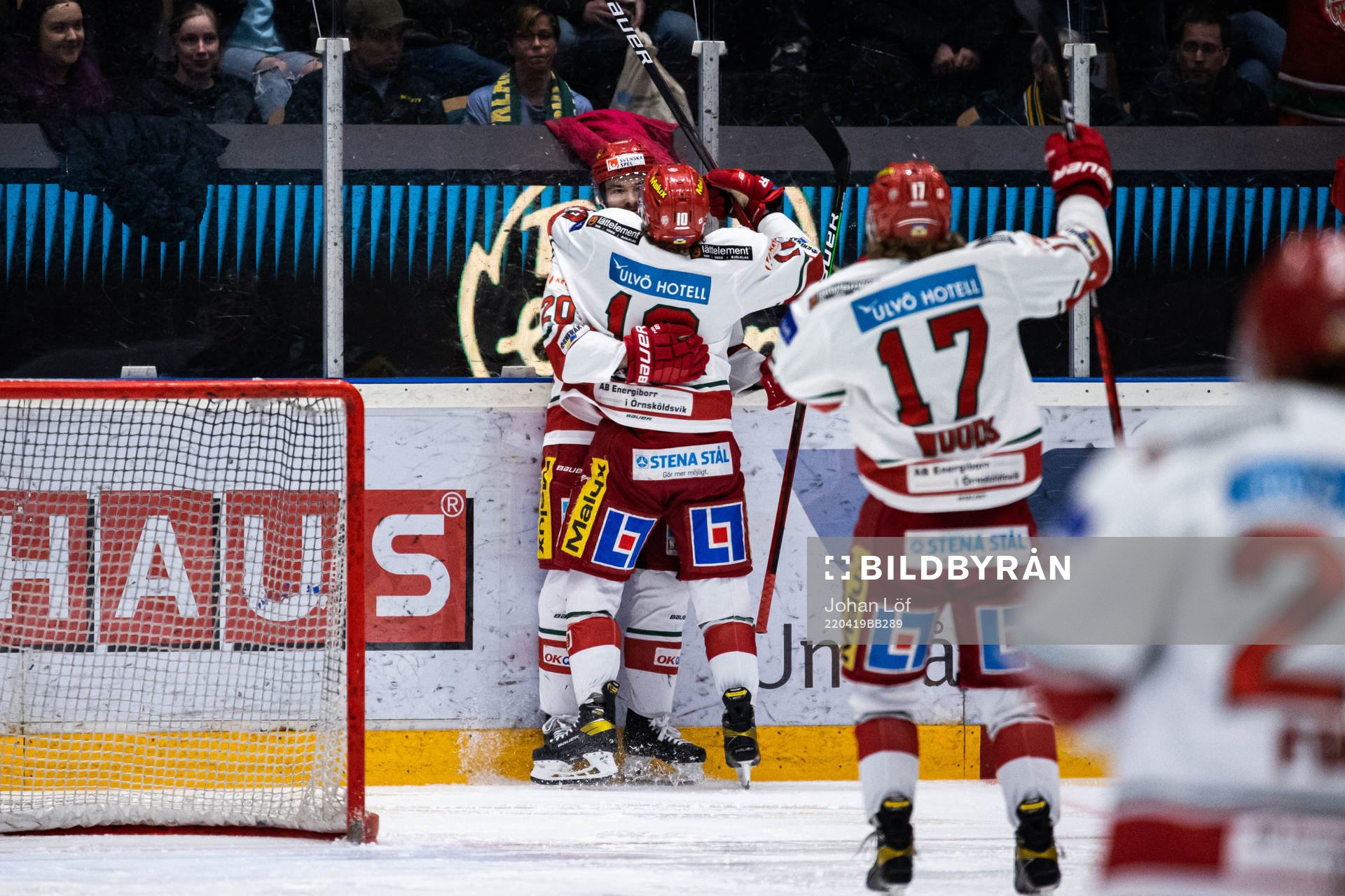 Modos Nikolajs Jelisejevs jublar med lagkamrater