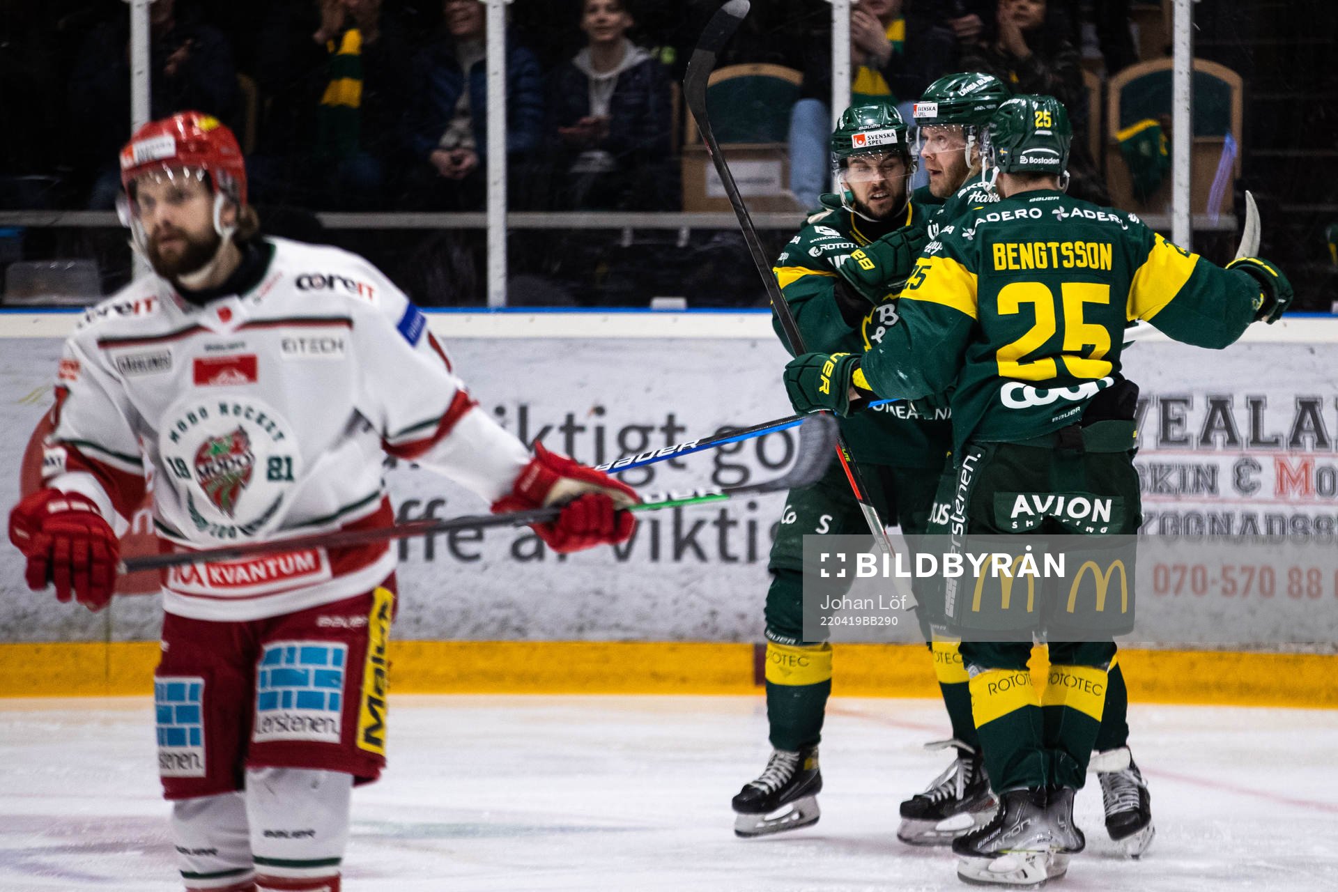 Björklövens Olle Liss jublar med lagkamrater