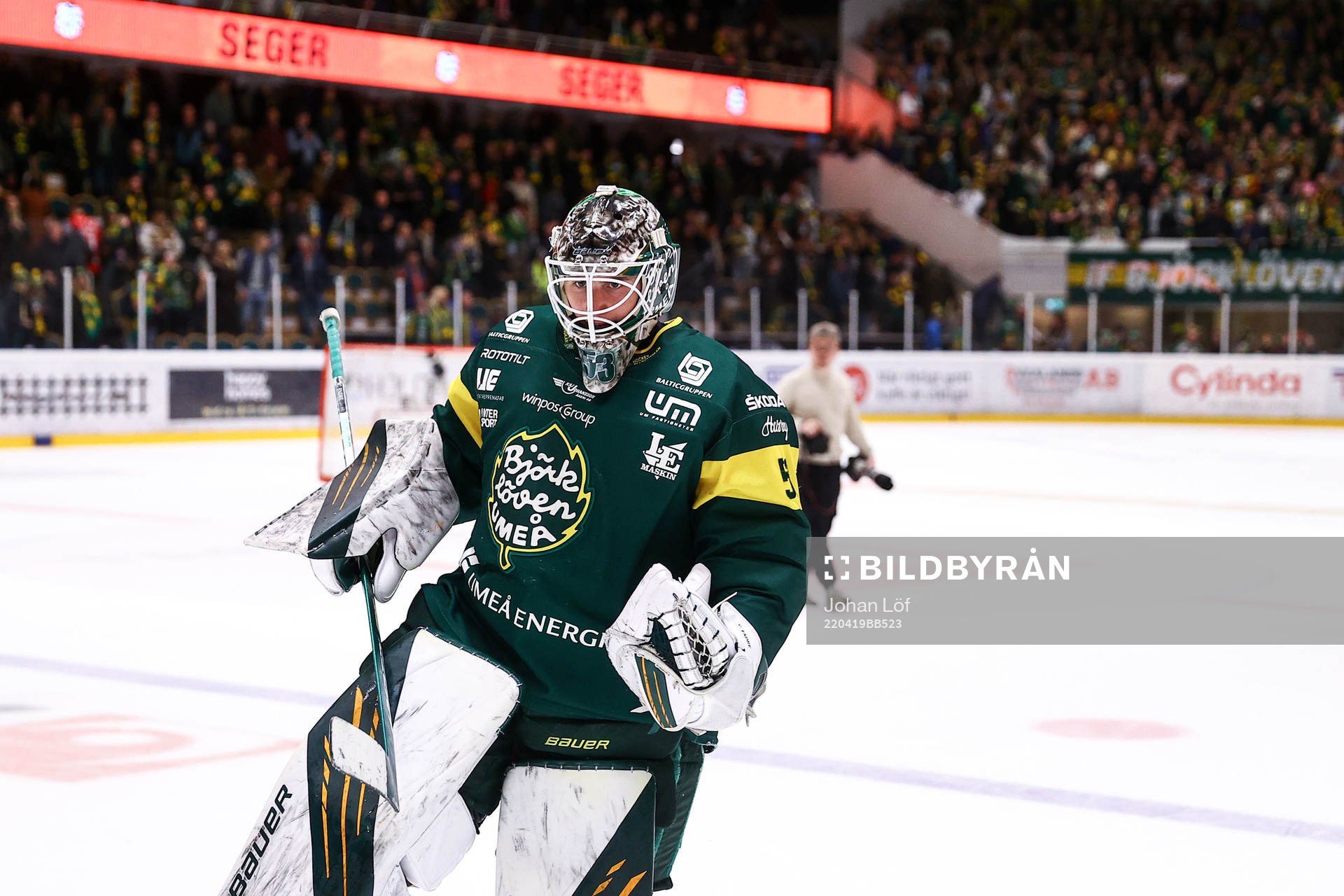 Björklövens målvakt Claes Endre jublar