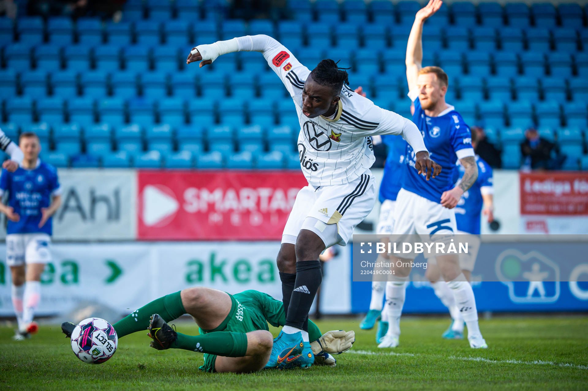 Östersunds Jordan Attah Kadiri och Trelleborgs målvakt