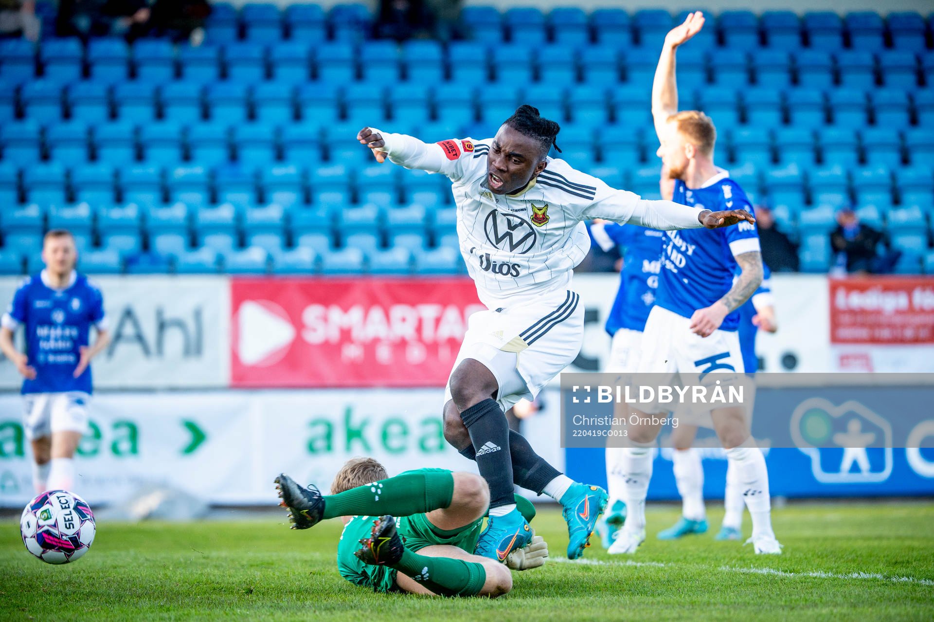 Östersunds Jordan Attah Kadiri mot Trelleborgs målvakt