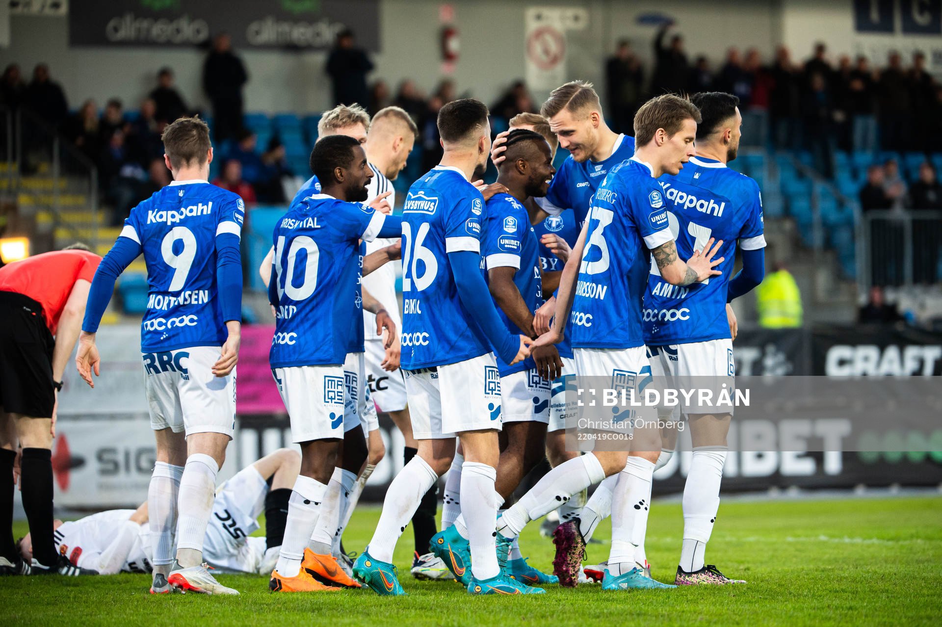 Trelleborgs Henry Offia jublar med lagkamrater