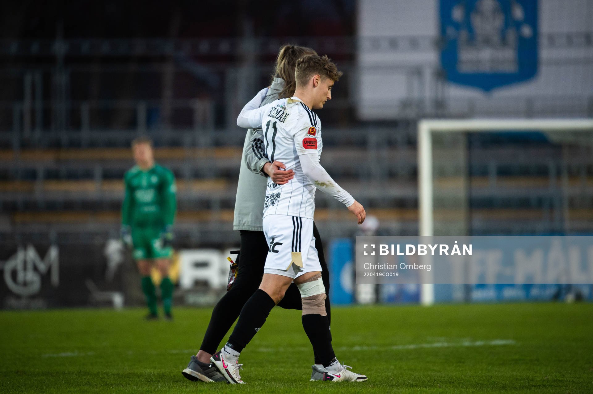Östersunds Henrik Bellman får hjälp av planen