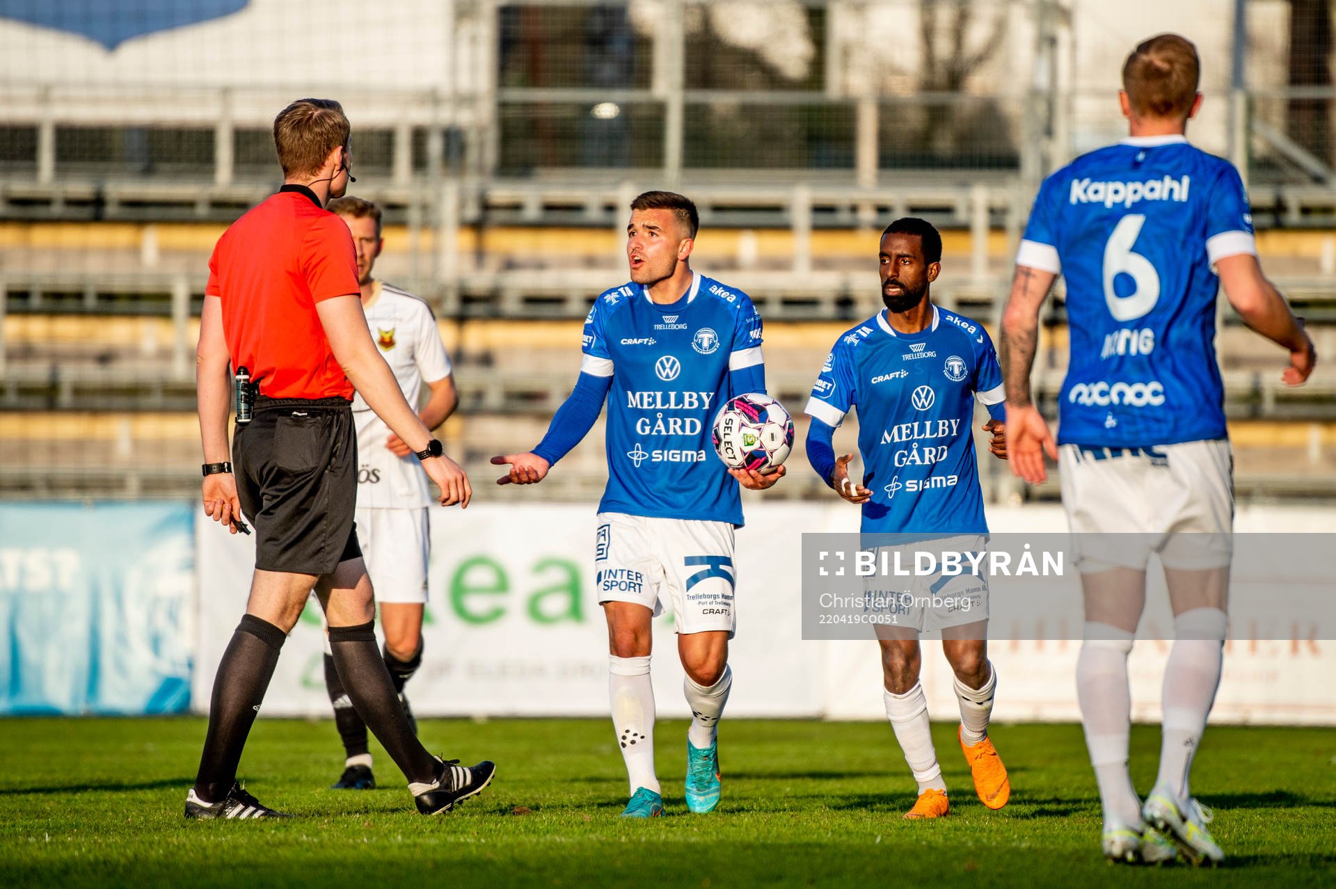 Trelleborgs Haris Brkic och domare Oscar Johnson