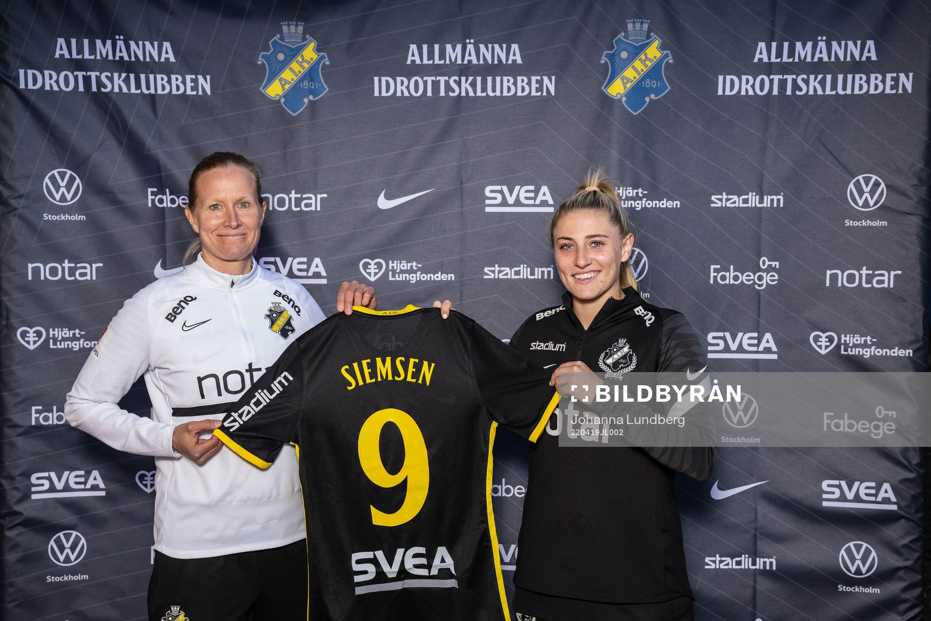 Sportchef Anne Mäkinen och nyförvärvet Remy Siemsen