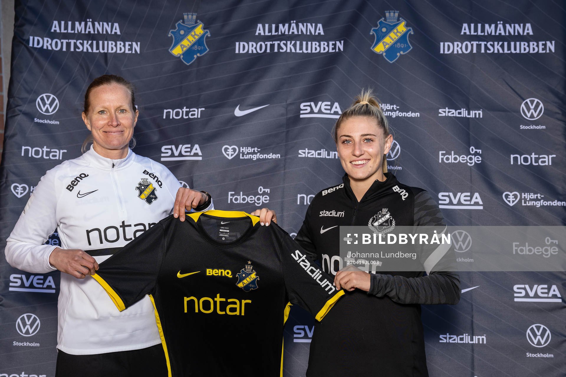 Sportchef Anne Mäkinen och nyförvärvet Remy Siemsen