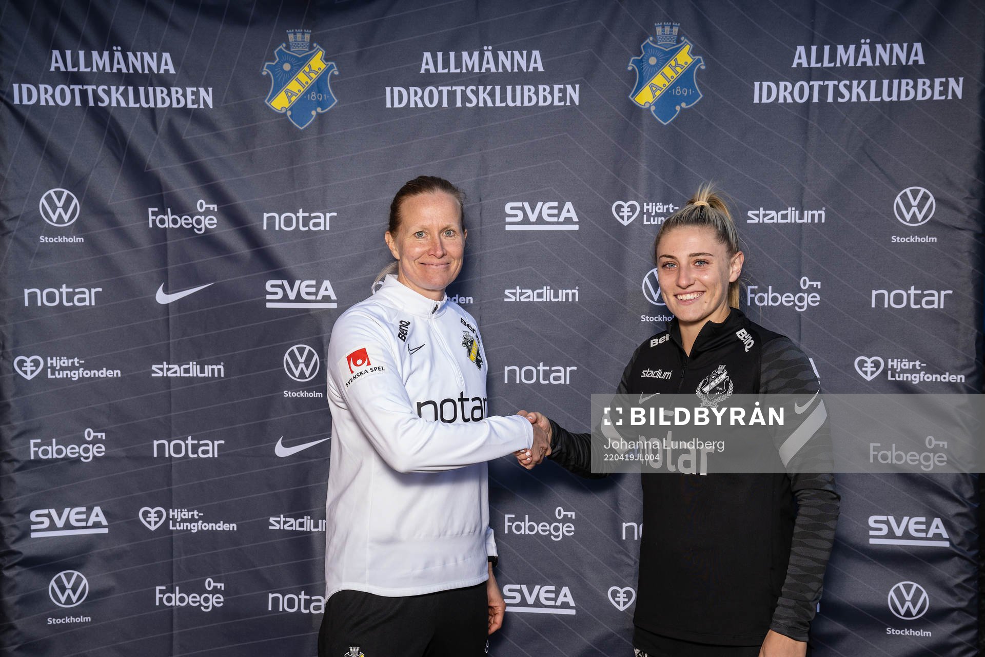 Sportchef Anne Mäkinen och nyförvärvet Remy Siemsen