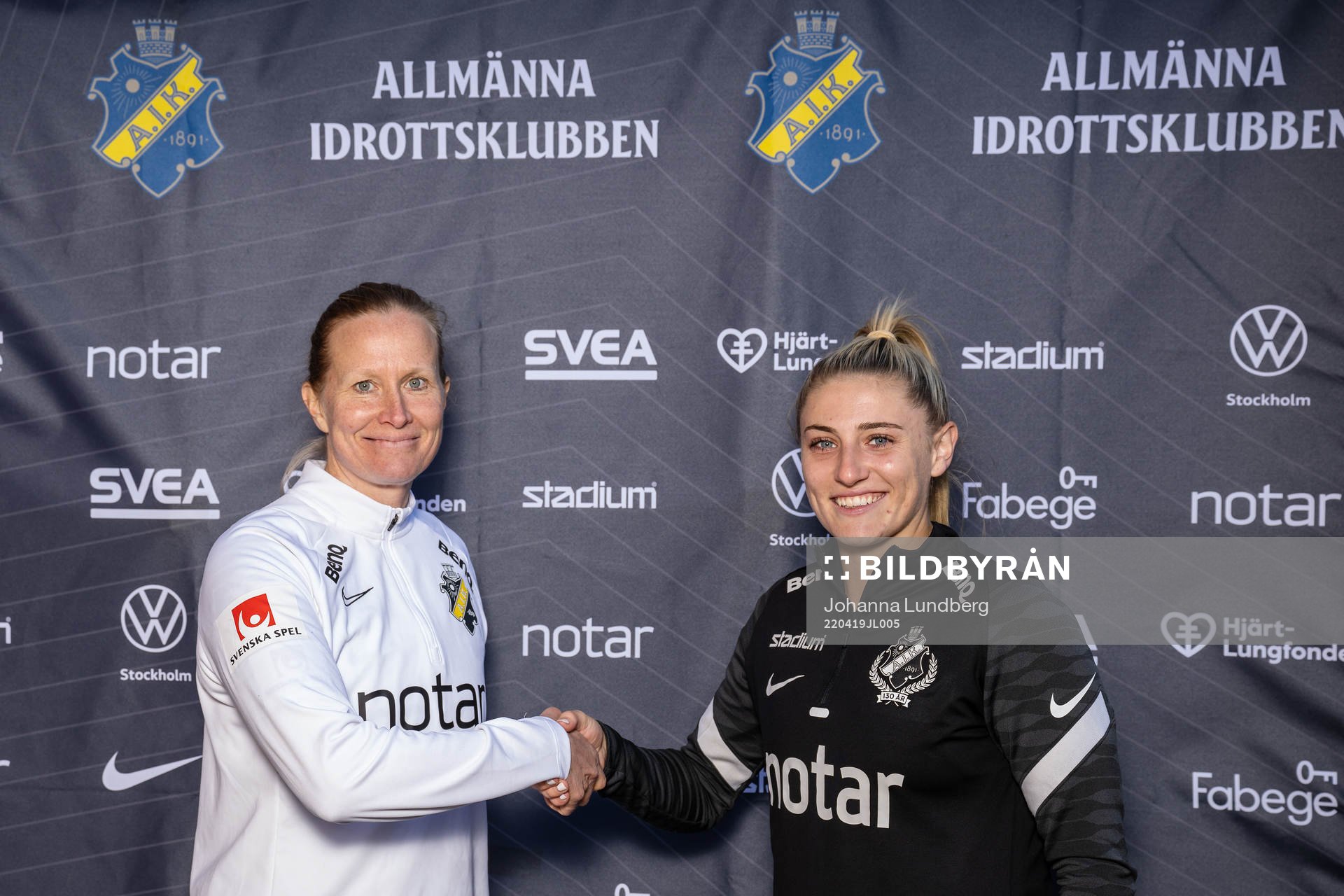 Sportchef Anne Mäkinen och nyförvärvet Remy Siemsen