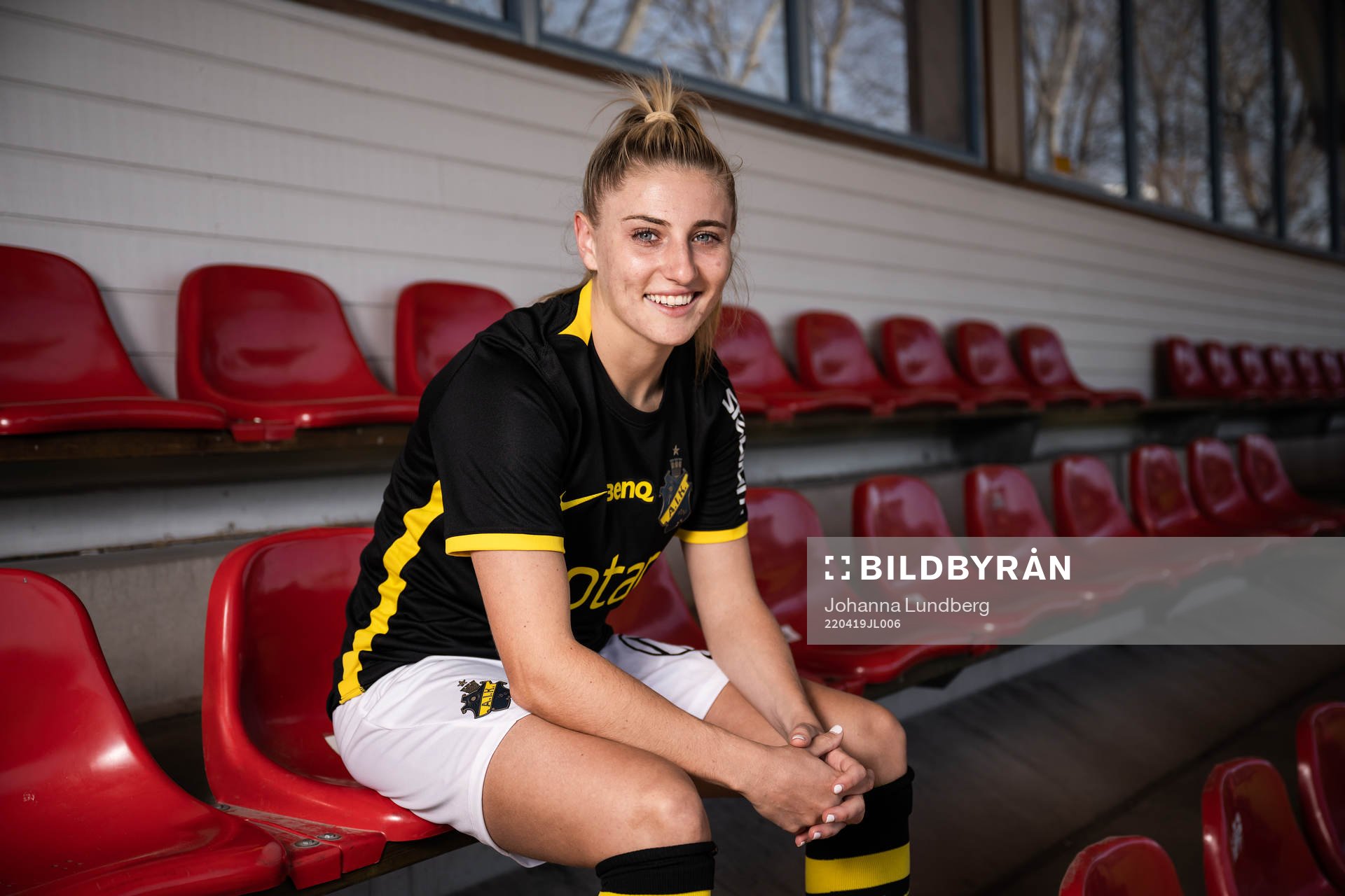 Nyförvärvet Remy Siemsen under en fotografering med det damallsvenska fotbollslaget AIK den 19 april 2022 i Stockholm. 
